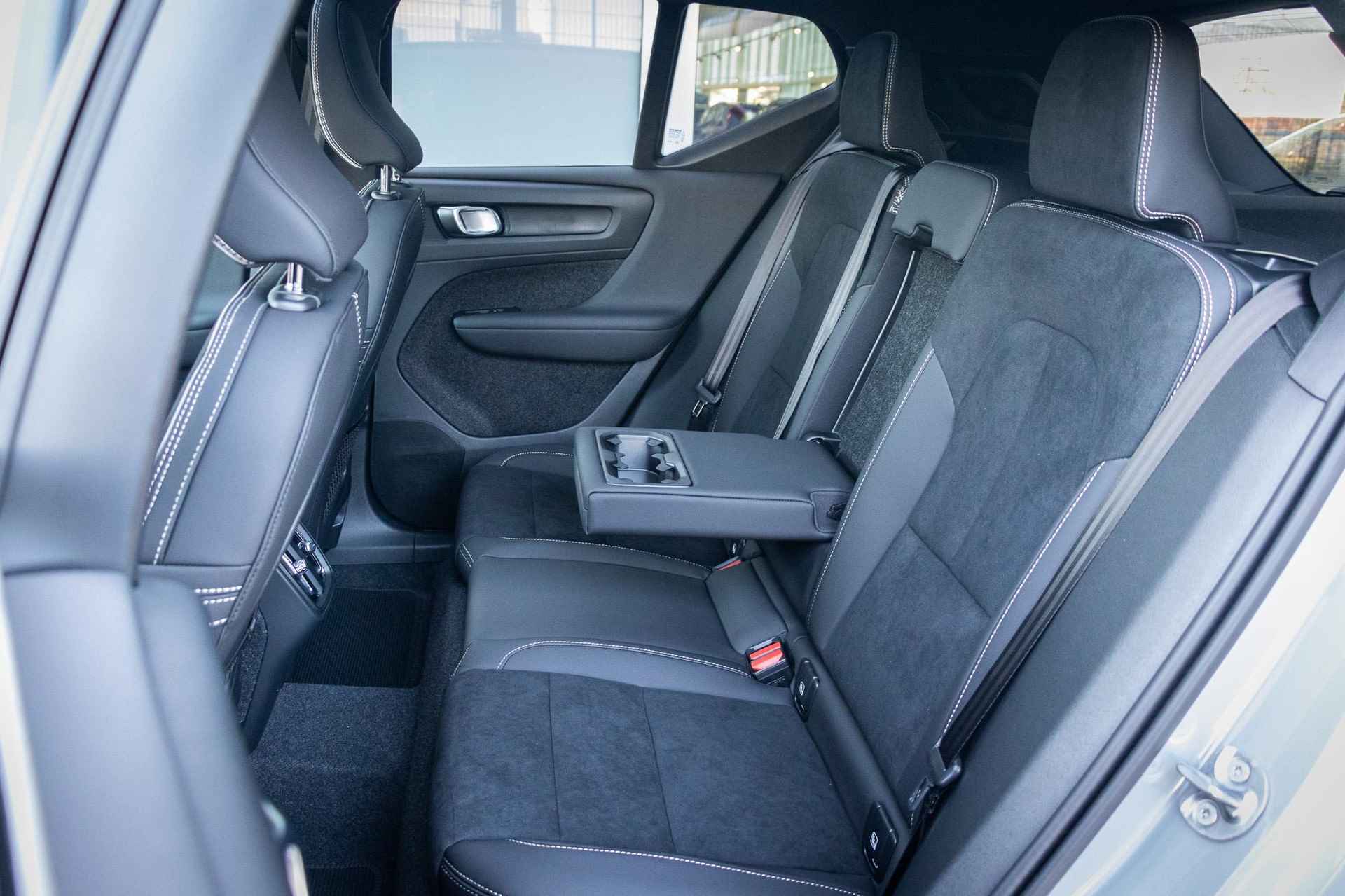 Volvo XC40 B4 Aut.7 Plus Dark | Extra Getint glas | Microtech bekleding | Elektrische achterklep | Stoel en stuurverwarming | Adaptieve Cruise Control | Elektrisch verstelbare stoelen | Harman Kardon audio - 14/24