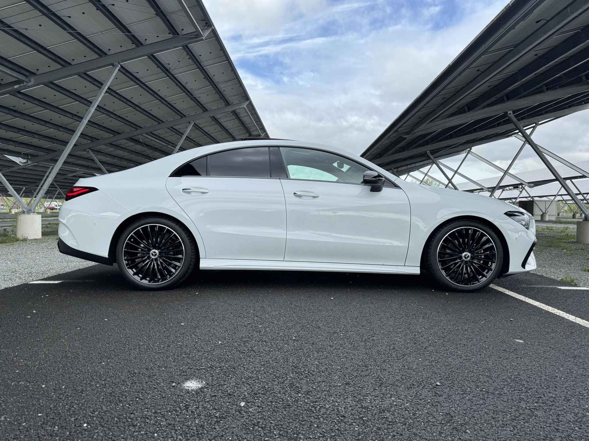 Mercedes-Benz CLA-klasse Coupe 180 AMG Line | Panorama-schuifdak | Parkeercamera | Stoelverwarming | Sfeerverlichting | - 5/32