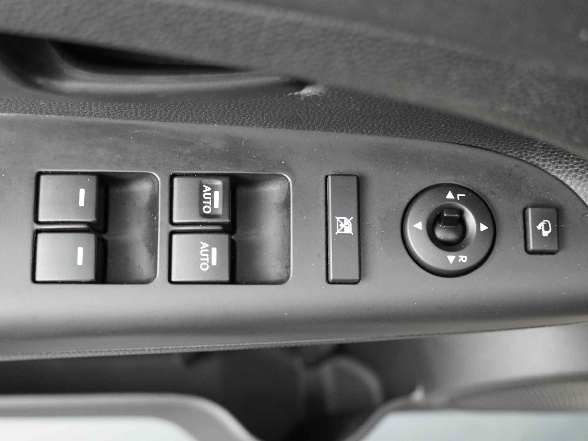 Kia Venga 1.6 CVVT Automaat ExecutiveLine - Navigatie - Climate Control - Stoelverwarming - Lichtmetalen velgen - 12 maanden BOVAG garantie - 21/45