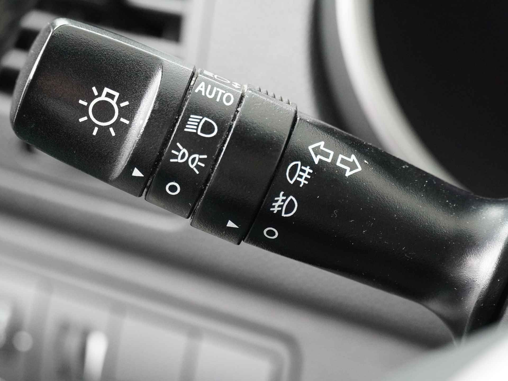 Kia Venga 1.6 CVVT Automaat ExecutiveLine - Navigatie - Climate Control - Stoelverwarming - Lichtmetalen velgen - 12 maanden BOVAG garantie - 25/45