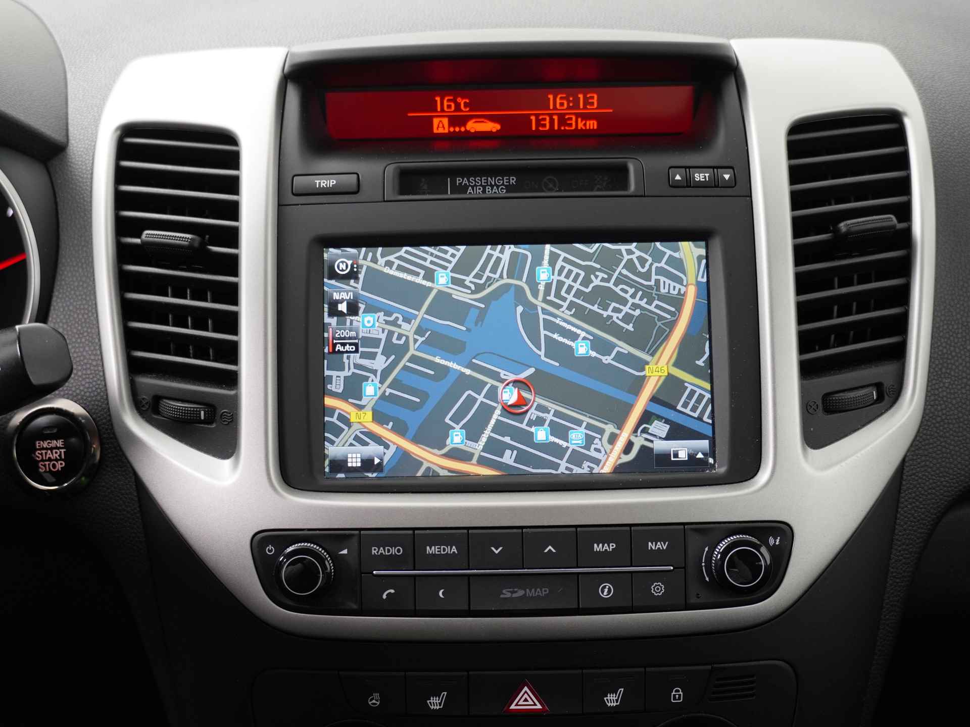 Kia Venga 1.6 CVVT Automaat ExecutiveLine - Navigatie - Climate Control - Stoelverwarming - Lichtmetalen velgen - 12 maanden BOVAG garantie - 30/45