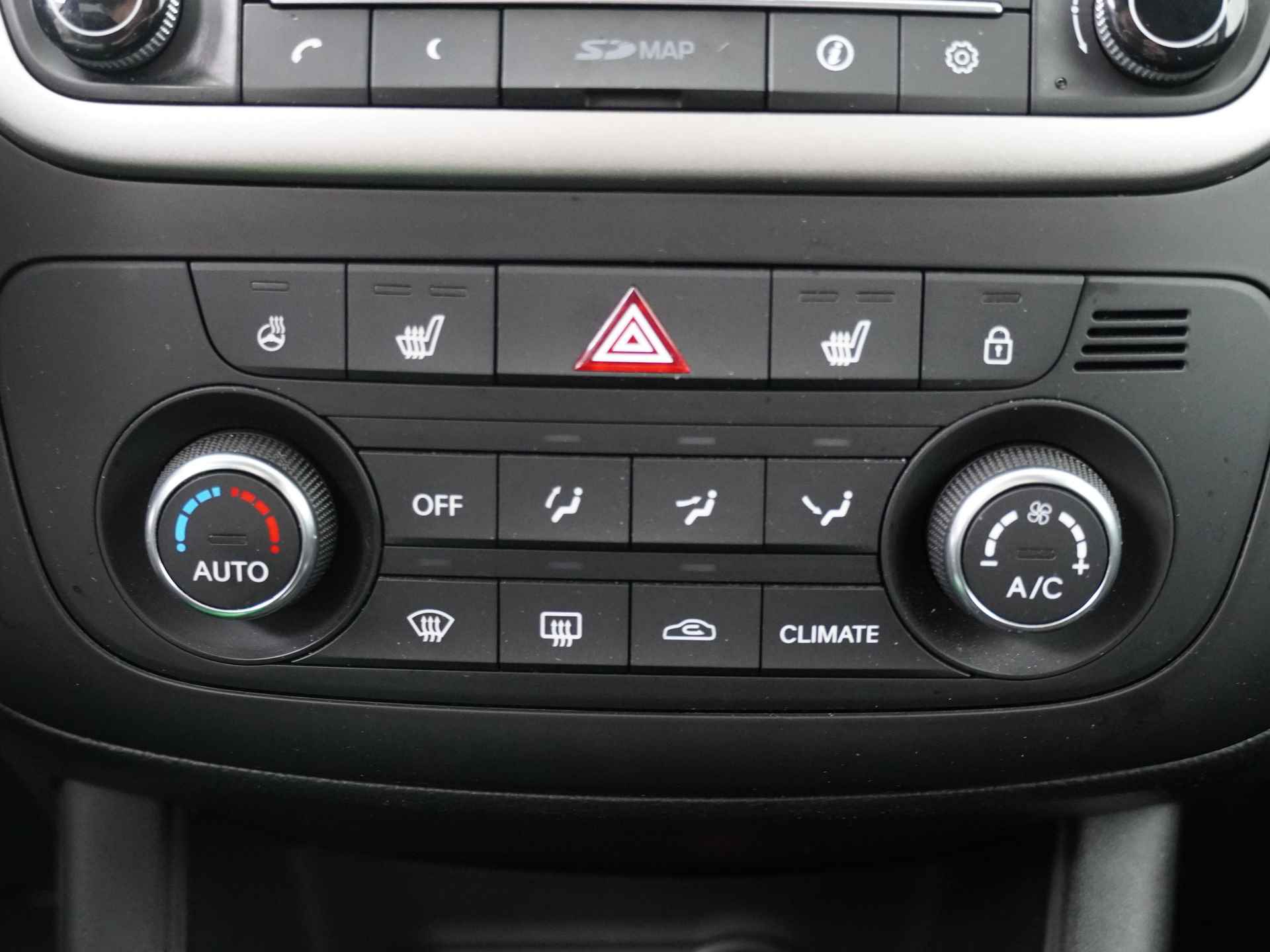 Kia Venga 1.6 CVVT Automaat ExecutiveLine - Navigatie - Climate Control - Stoelverwarming - Lichtmetalen velgen - 12 maanden BOVAG garantie - 32/45