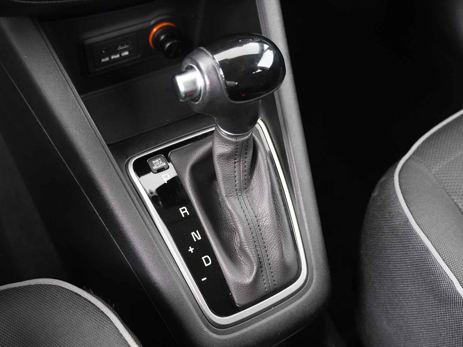 Kia Venga 1.6 CVVT Automaat ExecutiveLine - Navigatie - Climate Control - Stoelverwarming - Lichtmetalen velgen - 12 maanden BOVAG garantie - 33/45