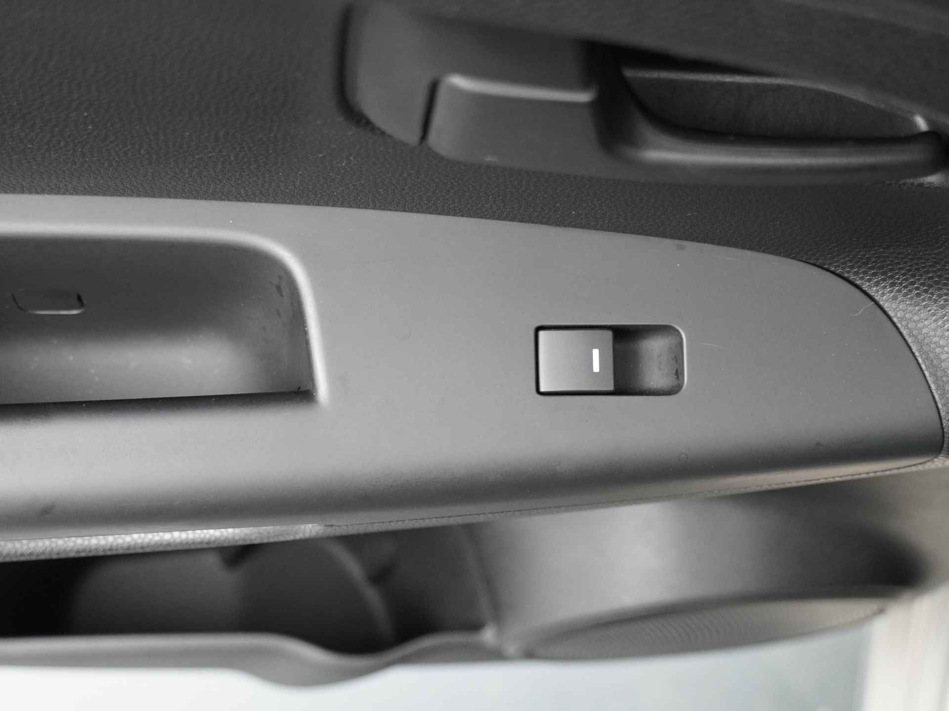 Kia Venga 1.6 CVVT Automaat ExecutiveLine - Navigatie - Climate Control - Stoelverwarming - Lichtmetalen velgen - 12 maanden BOVAG garantie - 35/45