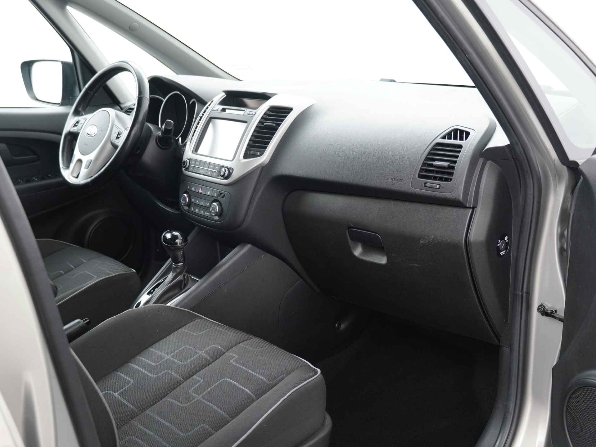 Kia Venga 1.6 CVVT Automaat ExecutiveLine - Navigatie - Climate Control - Stoelverwarming - Lichtmetalen velgen - 12 maanden BOVAG garantie - 40/45