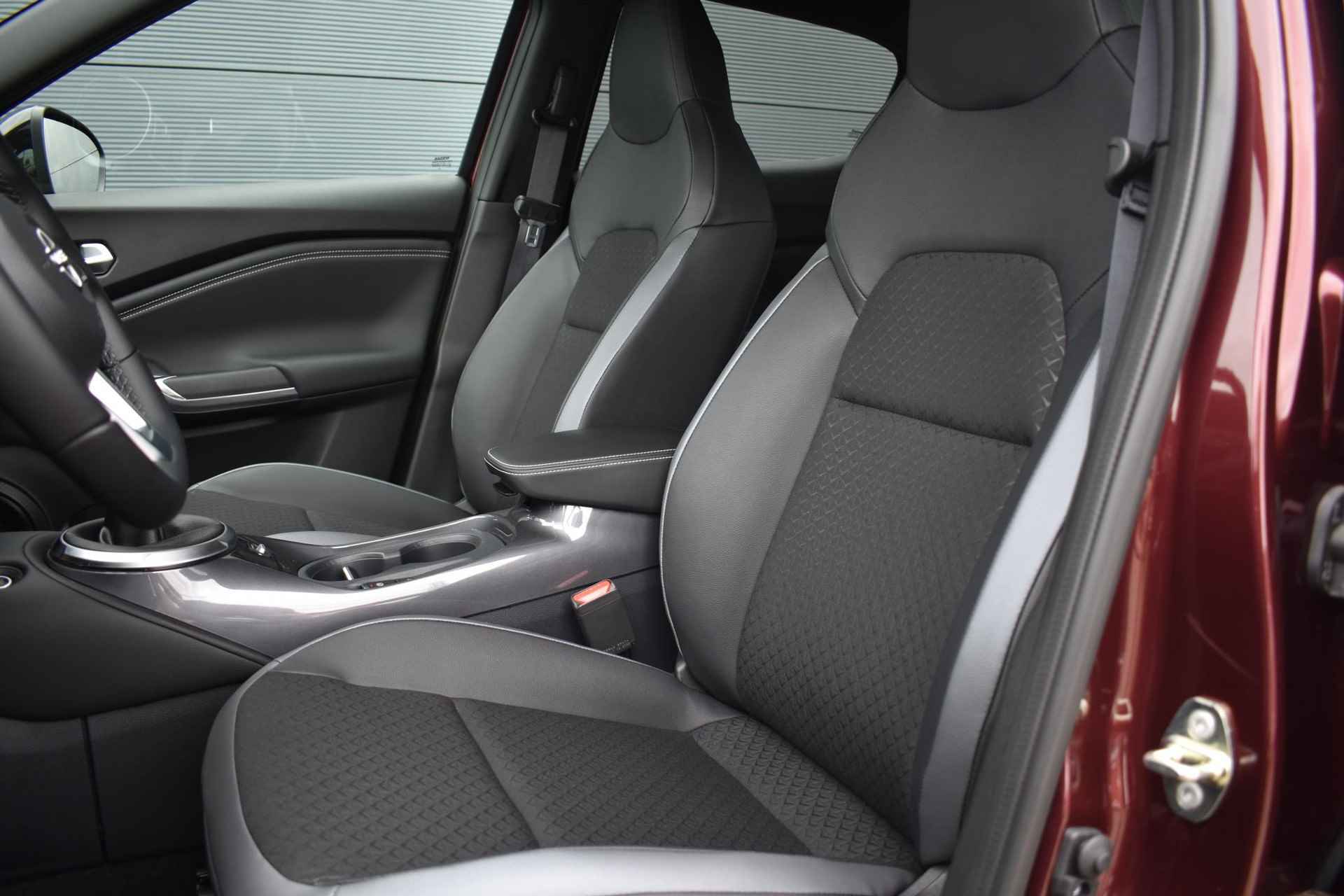 Nissan Juke 1.0 DIG-T N-Design 115pk | Navigatie | Achteruitrijcamera | Apple Carplay/Android Auto | LED Koplampen | LMV 19'' - 19/37