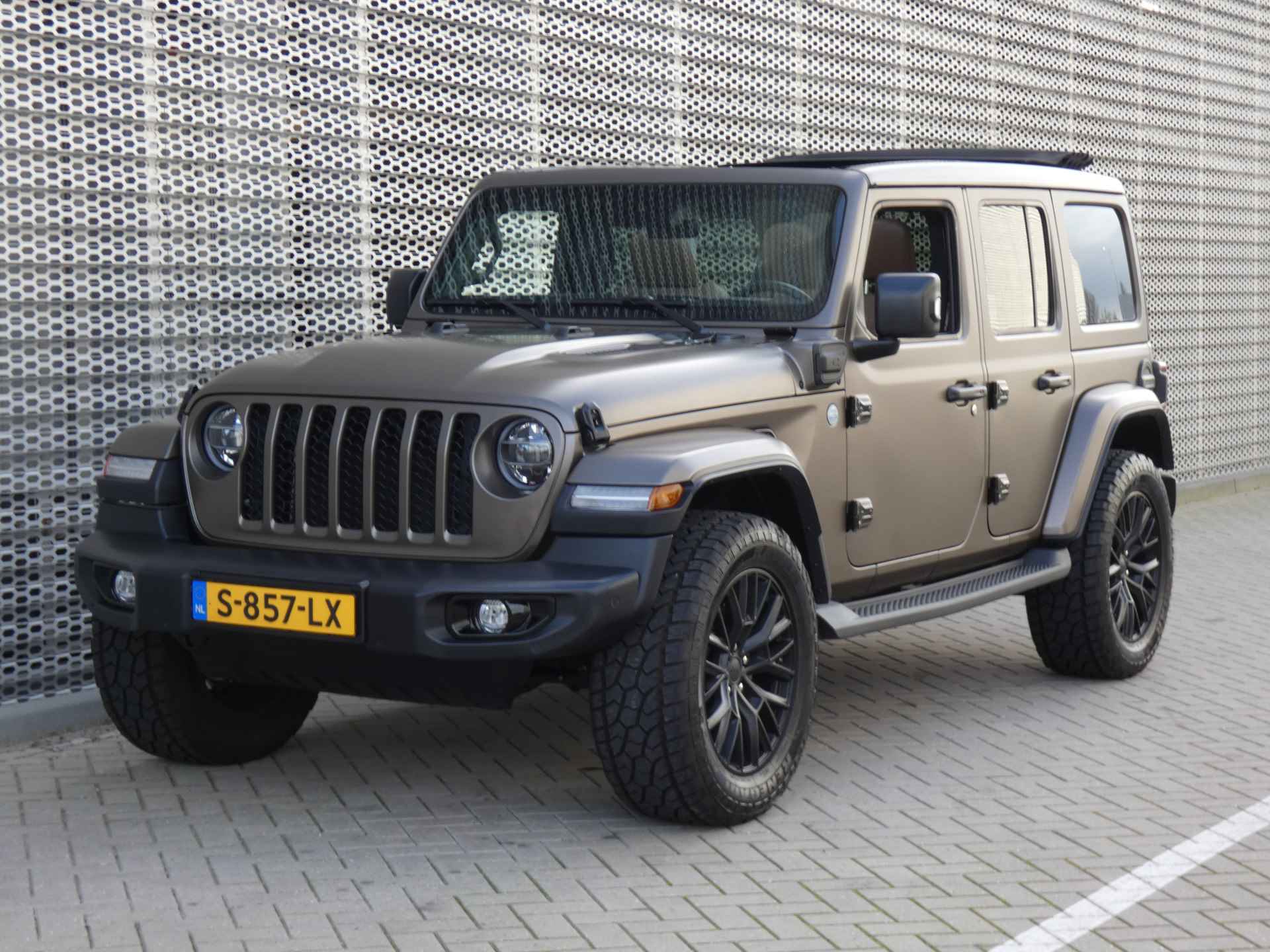 Jeep Wrangler Unlimited 4xe 380PK Sahara ! SPECIALE WITTEBRUG EDITIE ! UNIEKE WRAP & ALARM & OPEN DAK ! - 4/39