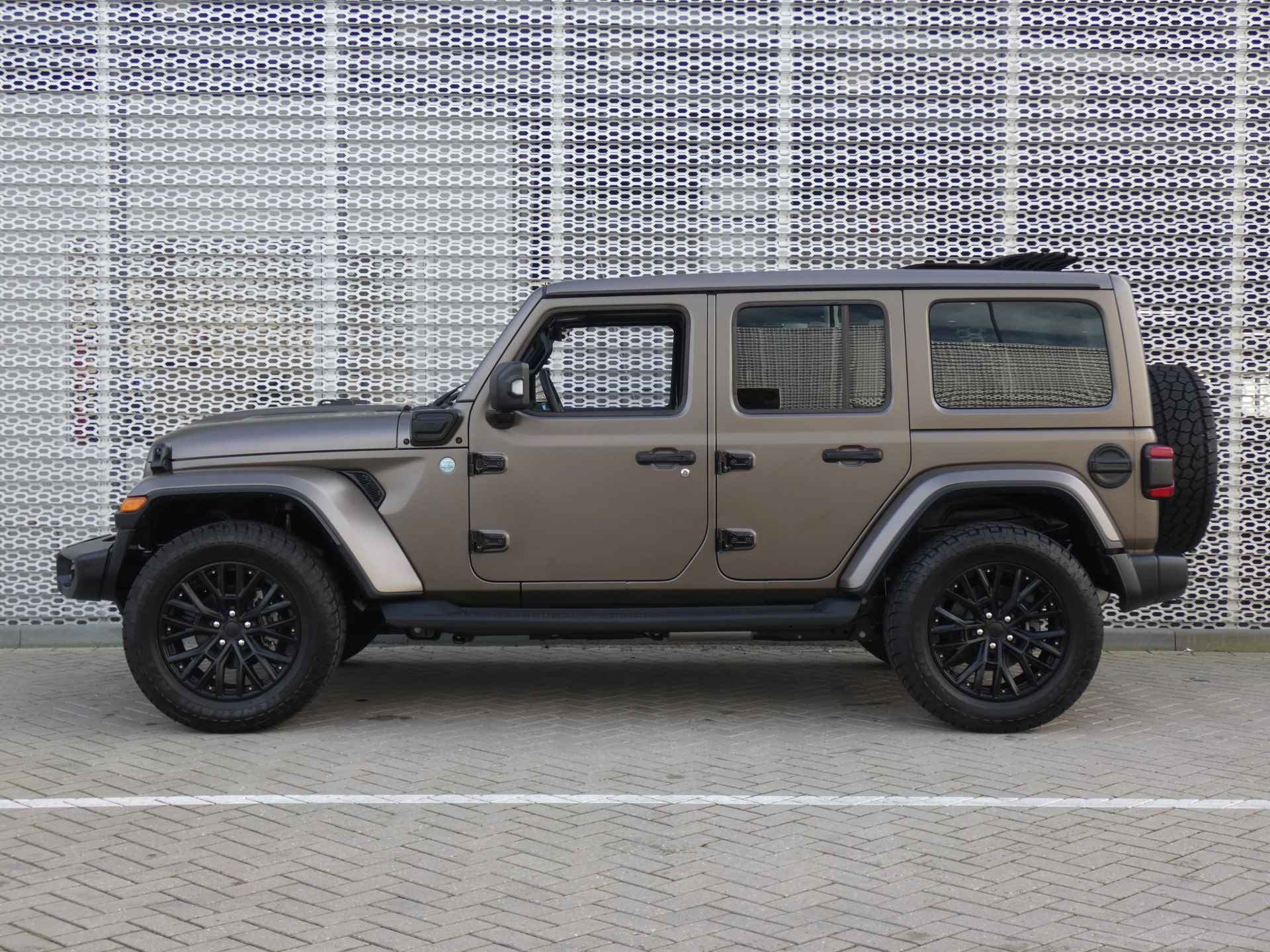 Jeep Wrangler Unlimited 4xe 380PK Sahara ! SPECIALE WITTEBRUG EDITIE ! UNIEKE WRAP & ALARM & OPEN DAK ! - 5/39