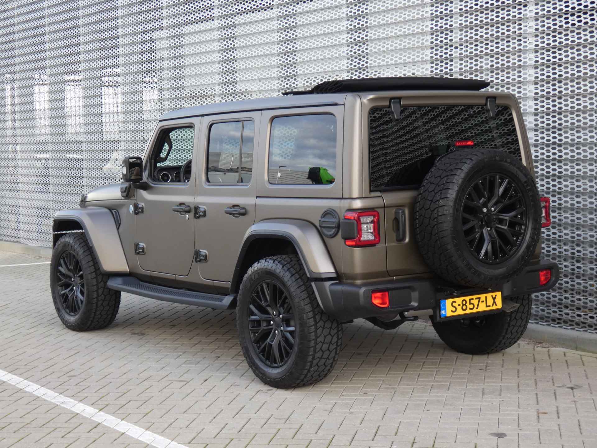 Jeep Wrangler Unlimited 4xe 380PK Sahara ! SPECIALE WITTEBRUG EDITIE ! UNIEKE WRAP & ALARM & OPEN DAK ! - 6/39