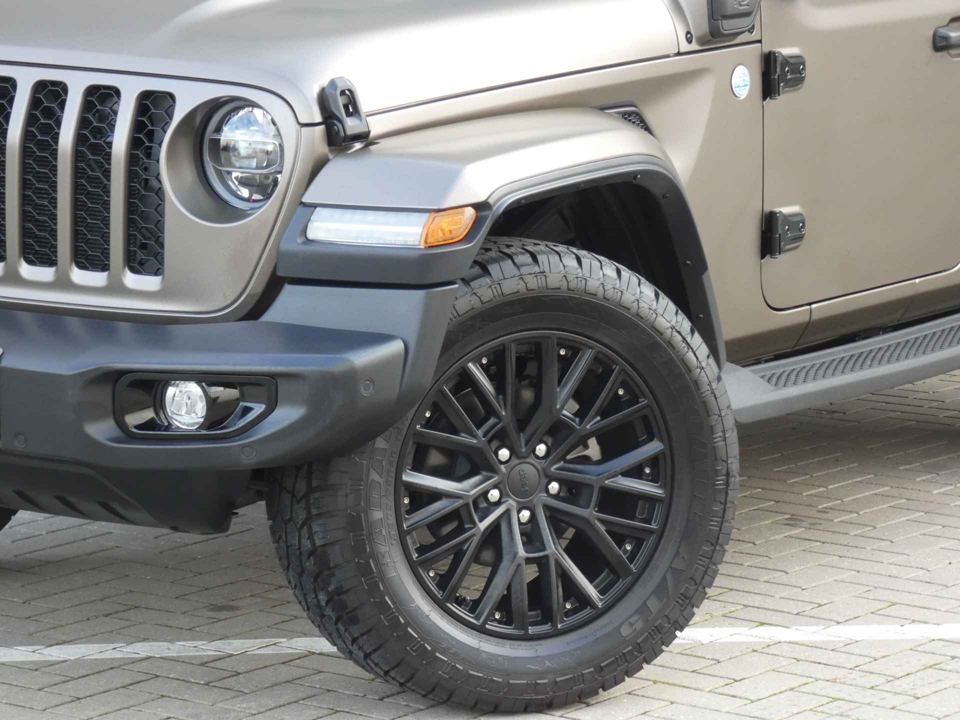 Jeep Wrangler Unlimited 4xe 380PK Sahara ! SPECIALE WITTEBRUG EDITIE ! UNIEKE WRAP & ALARM & OPEN DAK ! - 27/39