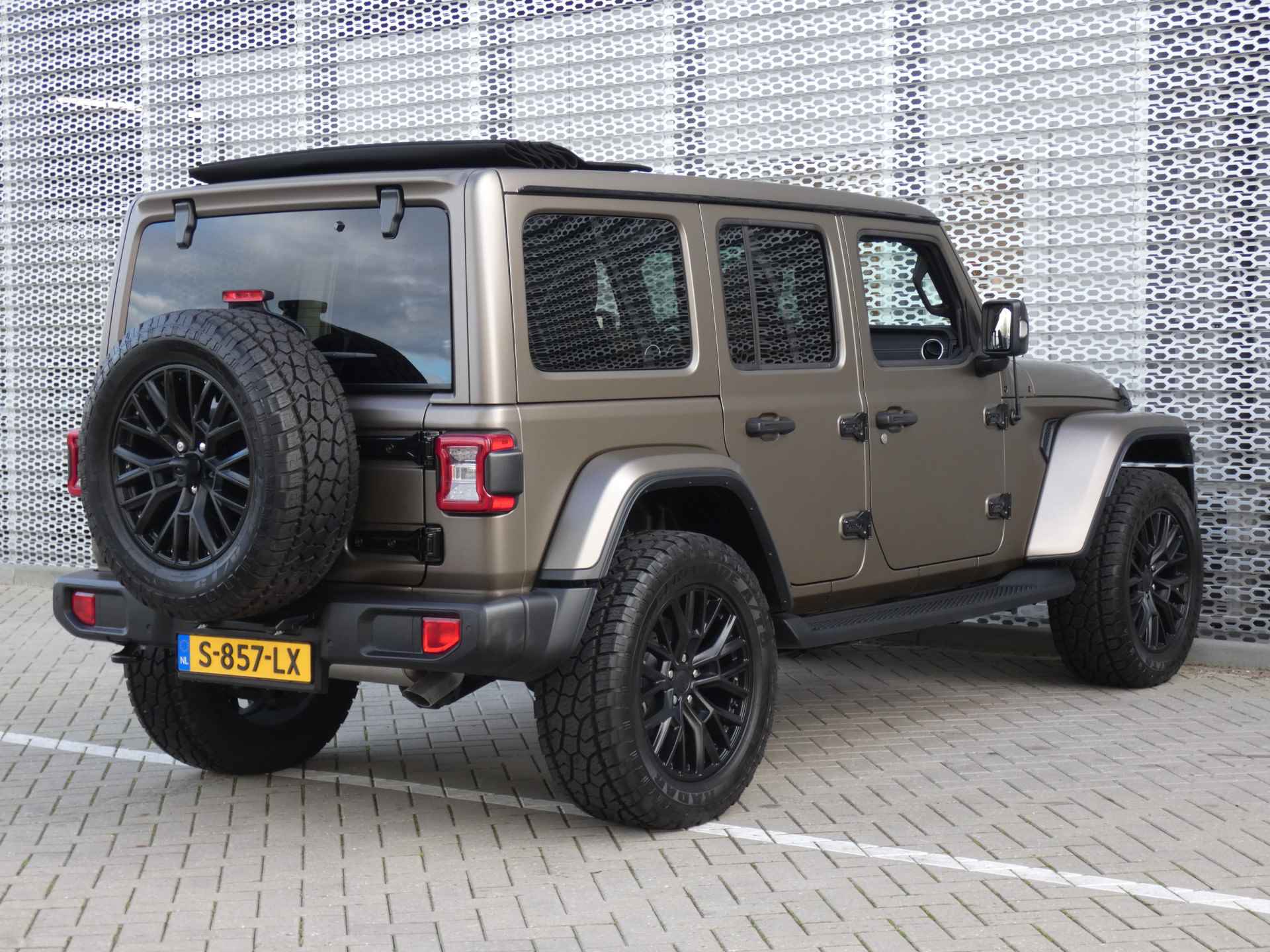 Jeep Wrangler Unlimited 4xe 380PK Sahara ! SPECIALE WITTEBRUG EDITIE ! UNIEKE WRAP & ALARM & OPEN DAK ! - 35/39