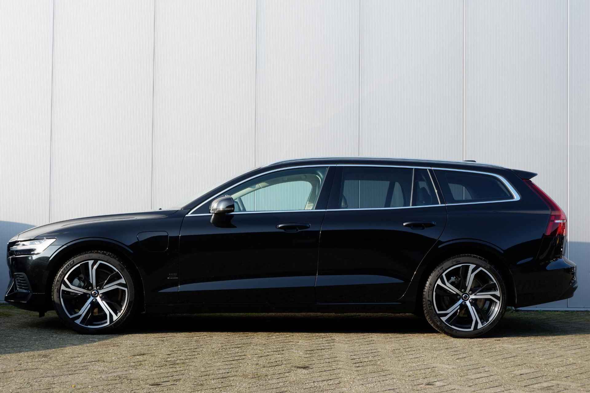 Volvo V60 T6 AWD AUT8 350PK Essential Edition, Lederen bekelding, Stoel- & stuurwielverwarming, Park Assist voor & achter, 19 inch lichtmetalen velgen, Google Maps & Infotainment, Adaptieve Cruise Control met Pilot Assist, BLIS Dodehoekdetectie - 27/34