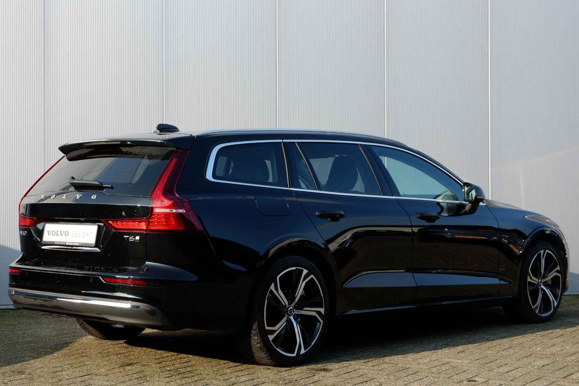 Volvo V60 T6 AWD AUT8 350PK Essential Edition, Lederen bekelding, Stoel- & stuurwielverwarming, Park Assist voor & achter, 19 inch lichtmetalen velgen, Google Maps & Infotainment, Adaptieve Cruise Control met Pilot Assist, BLIS Dodehoekdetectie - 28/34