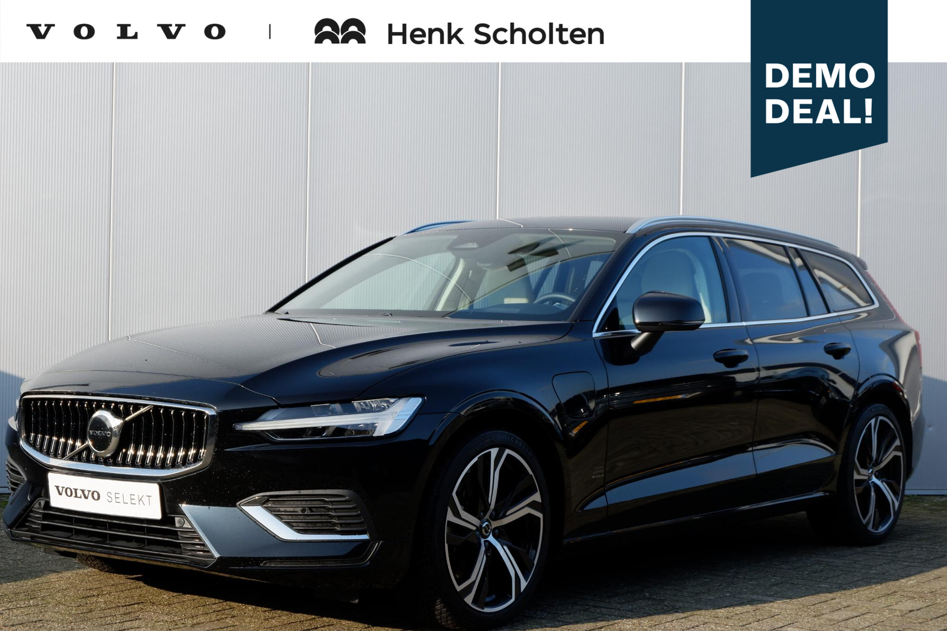 Volvo V60 T6 AWD AUT8 350PK Essential Edition, Lederen bekelding, Stoel- & stuurwielverwarming, Park Assist voor & achter, 19 inch lichtmetalen velgen, Google Maps & Infotainment, Adaptieve Cruise Control met Pilot Assist, BLIS Dodehoekdetectie