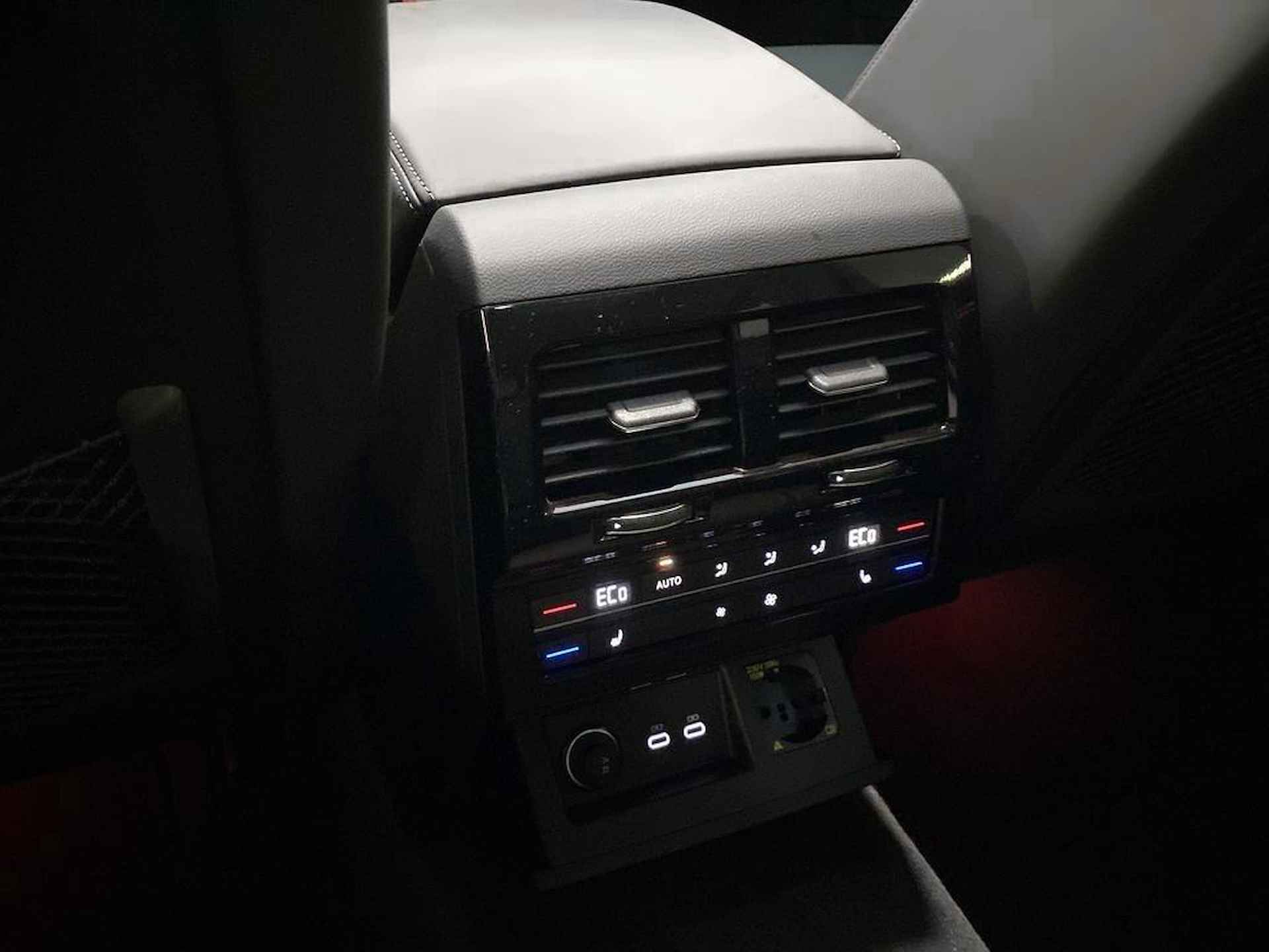 Volkswagen Touareg 3.0 TSI V6 eHybrid 462pk 4MOTION R | NightVision | Trekhaak | Harman Kardon Sound | Puglia Leder - 32/37