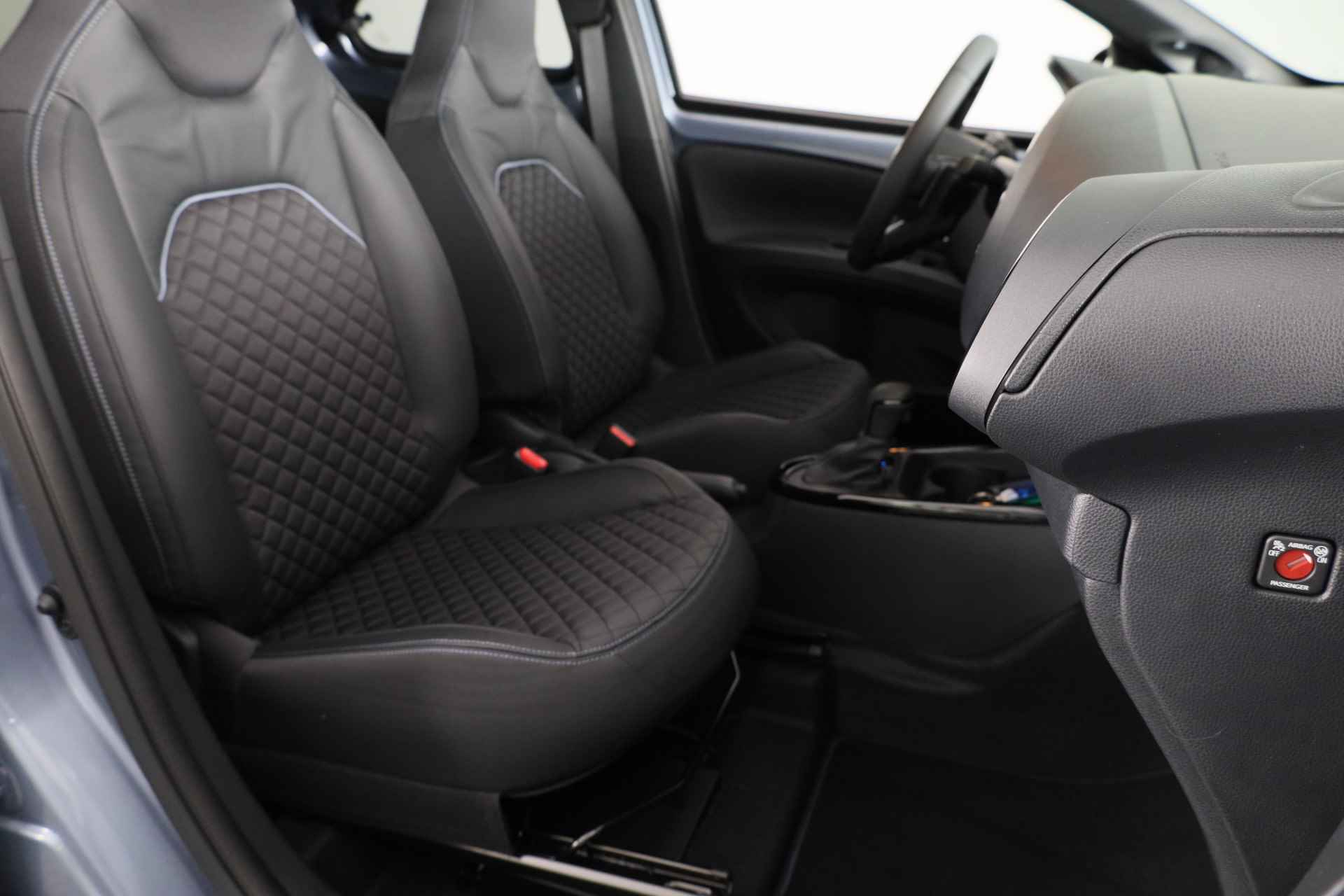 Toyota Aygo X 1.0 VVT-i S-CVT Automaat Premium Design *Demo* | JBL-Audio | Parkeersensoren V+A | - 23/33