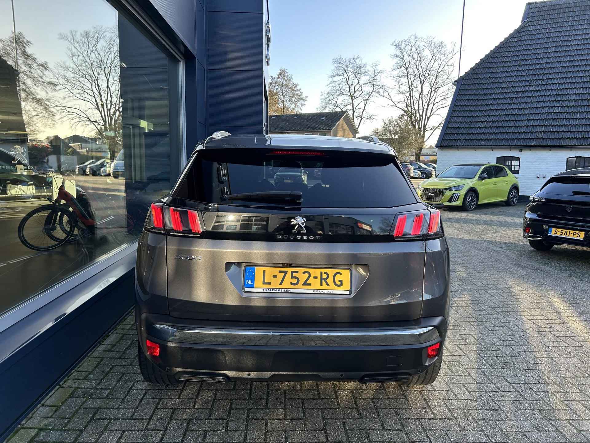 Peugeot 3008 1.2 Turbo 130PK Allure Pack | Navigatie | Dodehoek bewaking | Electrische achterklep | 1400KG Trekvermogen | Keyless Entry | Cruise control | Stoelverwarming | LED Verlichting | DAB | Parkeersensoren. - 8/52