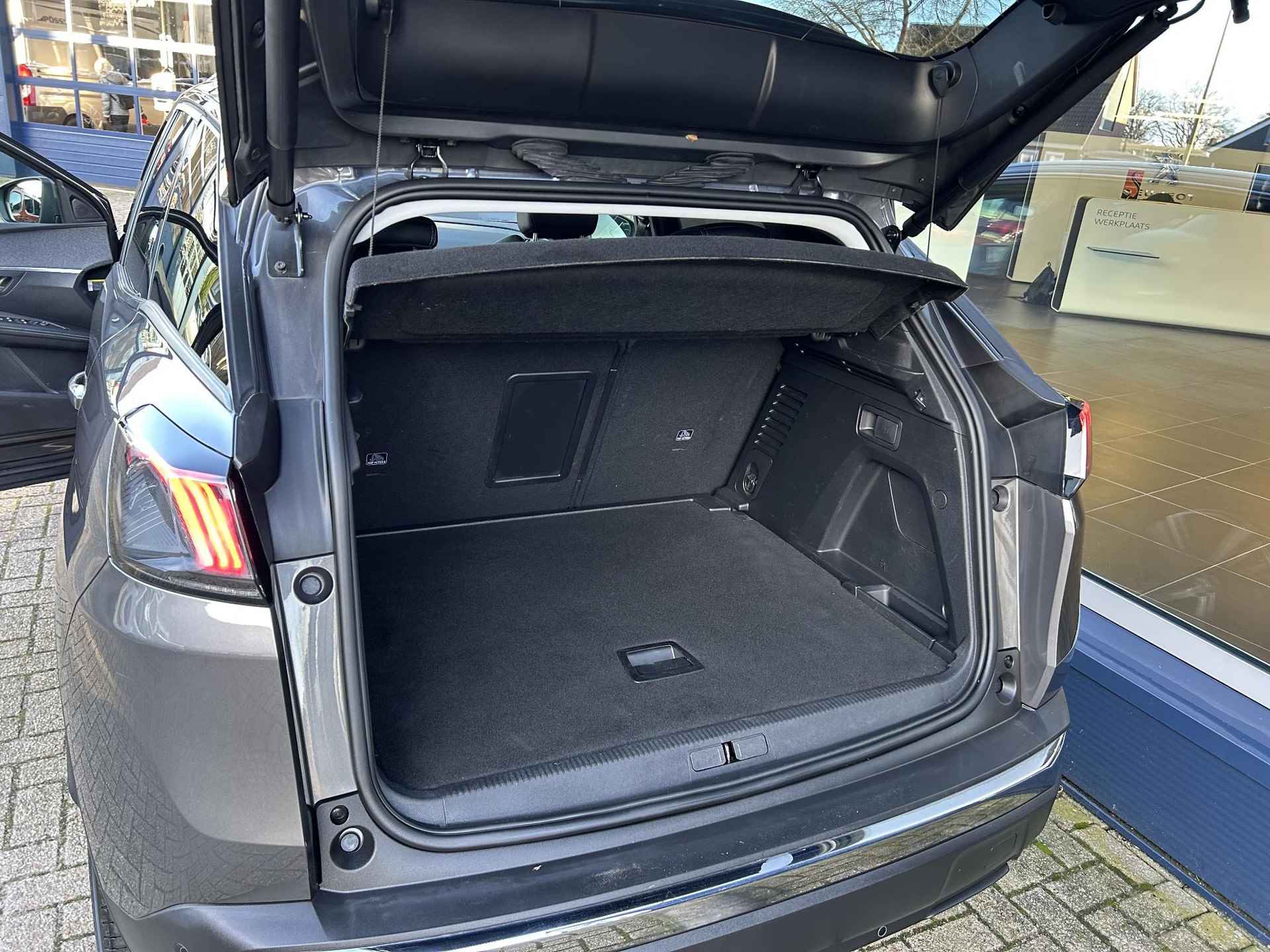 Peugeot 3008 1.2 Turbo 130PK Allure Pack | Navigatie | Dodehoek bewaking | Electrische achterklep | 1400KG Trekvermogen | Keyless Entry | Cruise control | Stoelverwarming | LED Verlichting | DAB | Parkeersensoren. - 28/52