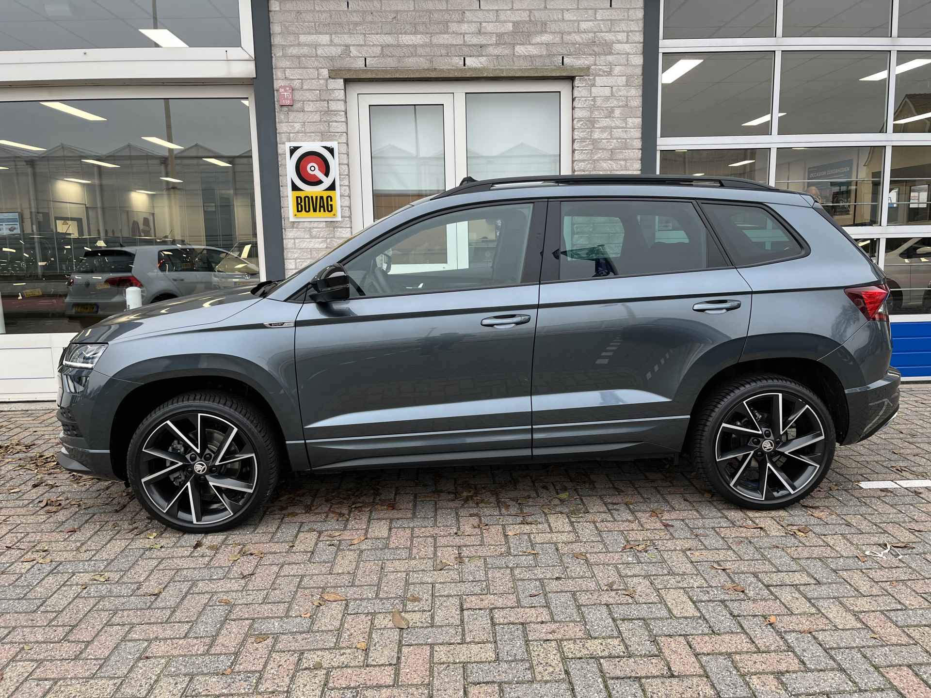 Škoda Karoq 1.5 TSI ACT Sportline / AUTOMAAT/ PANO/ STANDKACHEL/ PARK. SENSOREN/ LED/ STOEL VERWARM. V EN A/ KEYLESS/ STUUR VERWARM./ ADAPT. CRUISE/ APP CONNECT/ NAVI/ CLIMA/ DAB/ - 3/42