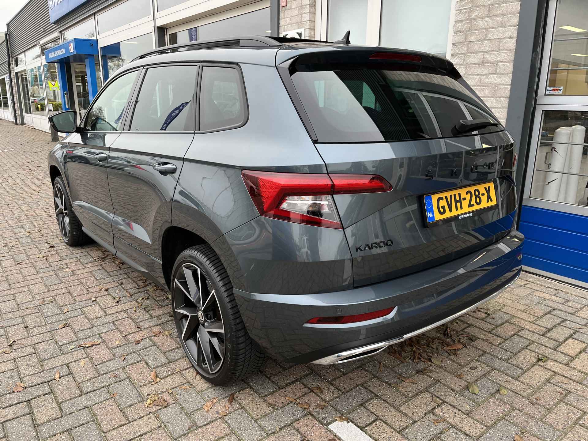 Škoda Karoq 1.5 TSI ACT Sportline / AUTOMAAT/ PANO/ STANDKACHEL/ PARK. SENSOREN/ LED/ STOEL VERWARM. V EN A/ KEYLESS/ STUUR VERWARM./ ADAPT. CRUISE/ APP CONNECT/ NAVI/ CLIMA/ DAB/ - 6/42