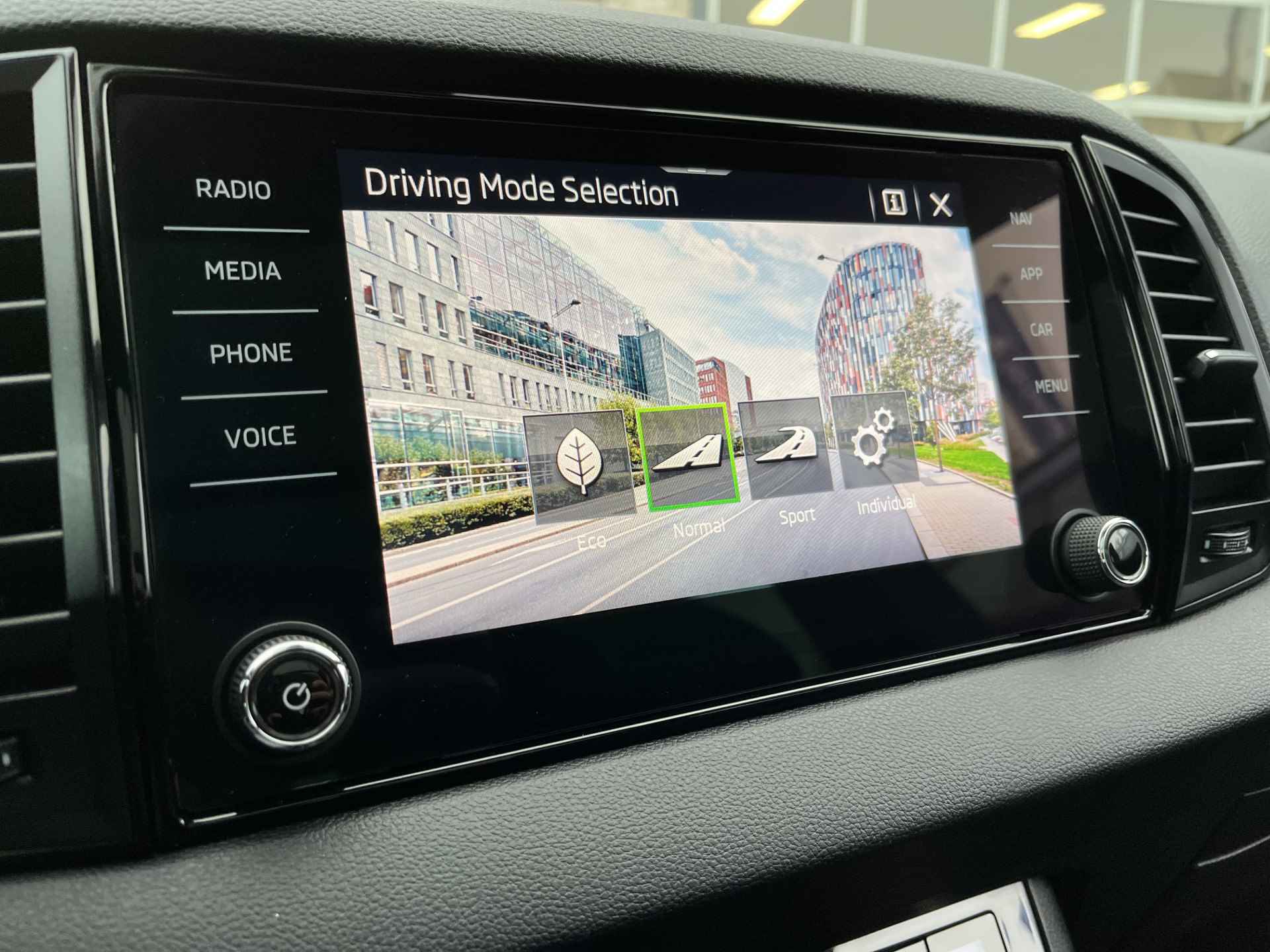 Škoda Karoq 1.5 TSI ACT Sportline / AUTOMAAT/ PANO/ STANDKACHEL/ PARK. SENSOREN/ LED/ STOEL VERWARM. V EN A/ KEYLESS/ STUUR VERWARM./ ADAPT. CRUISE/ APP CONNECT/ NAVI/ CLIMA/ DAB/ - 18/42