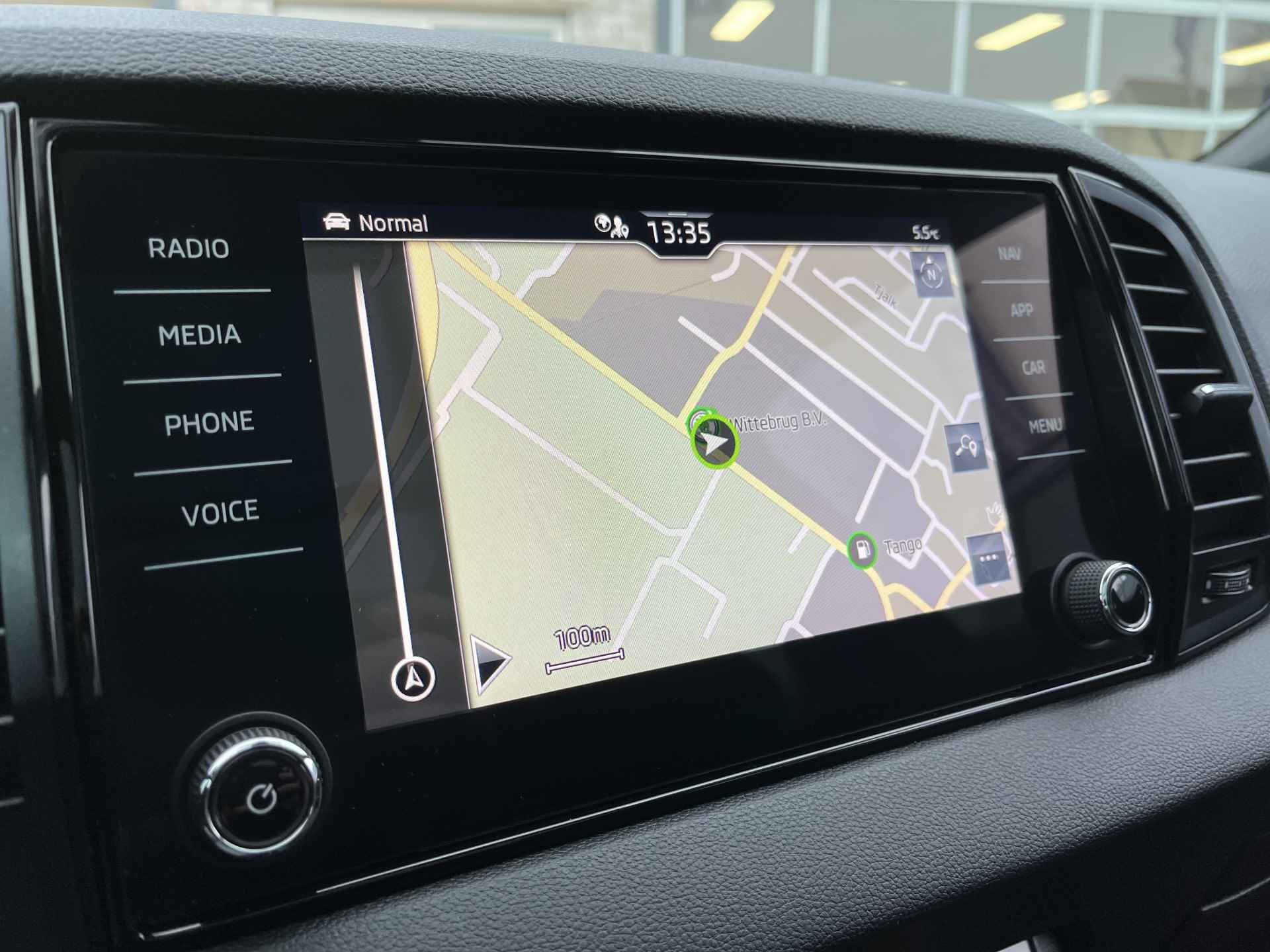 Škoda Karoq 1.5 TSI ACT Sportline / AUTOMAAT/ PANO/ STANDKACHEL/ PARK. SENSOREN/ LED/ STOEL VERWARM. V EN A/ KEYLESS/ STUUR VERWARM./ ADAPT. CRUISE/ APP CONNECT/ NAVI/ CLIMA/ DAB/ - 22/42