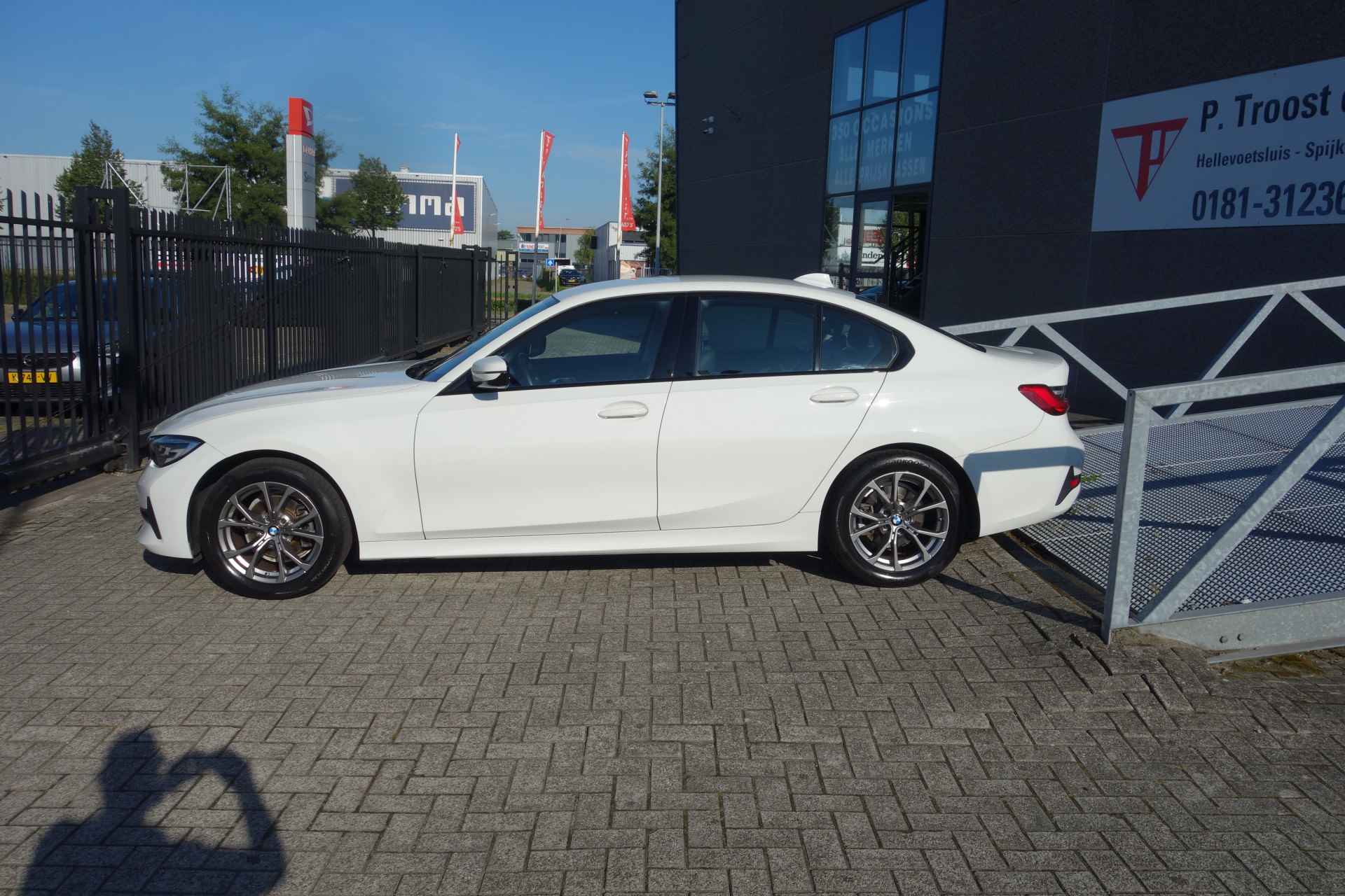 BMW 3 Serie 318i Executive Edition AUTOMAAT/NAVIGATIE/CLIMATRONIC-AIRCO/PARKEERSENSOREN VOOR &ACHTER/SFEERVERLICHTING/L.M.VELGEN 17 INCH/BLE - 2/24