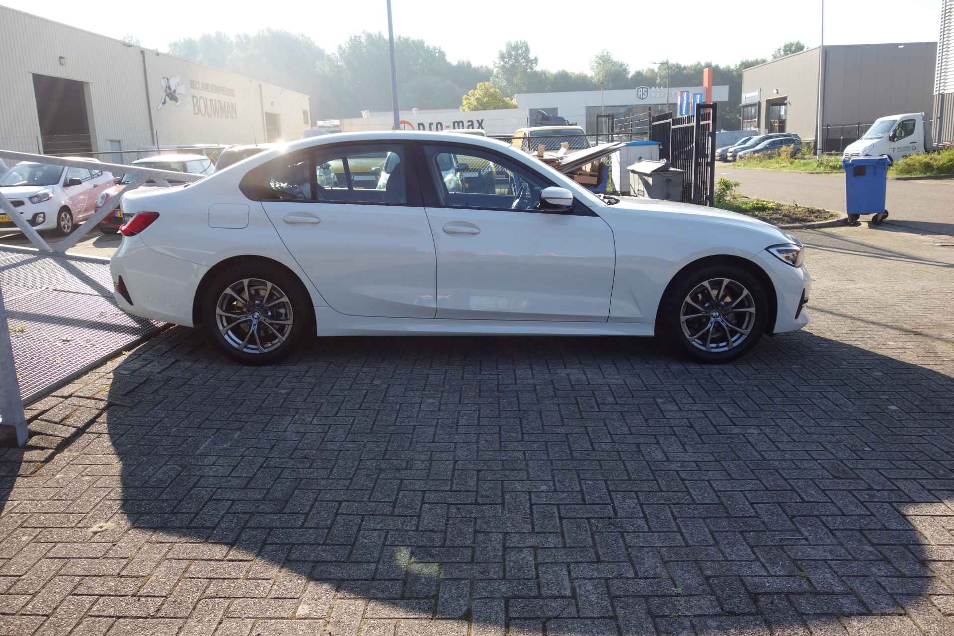 BMW 3 Serie 318i Executive Edition AUTOMAAT/NAVIGATIE/CLIMATRONIC-AIRCO/PARKEERSENSOREN VOOR &ACHTER/SFEERVERLICHTING/L.M.VELGEN 17 INCH/BLE - 7/24