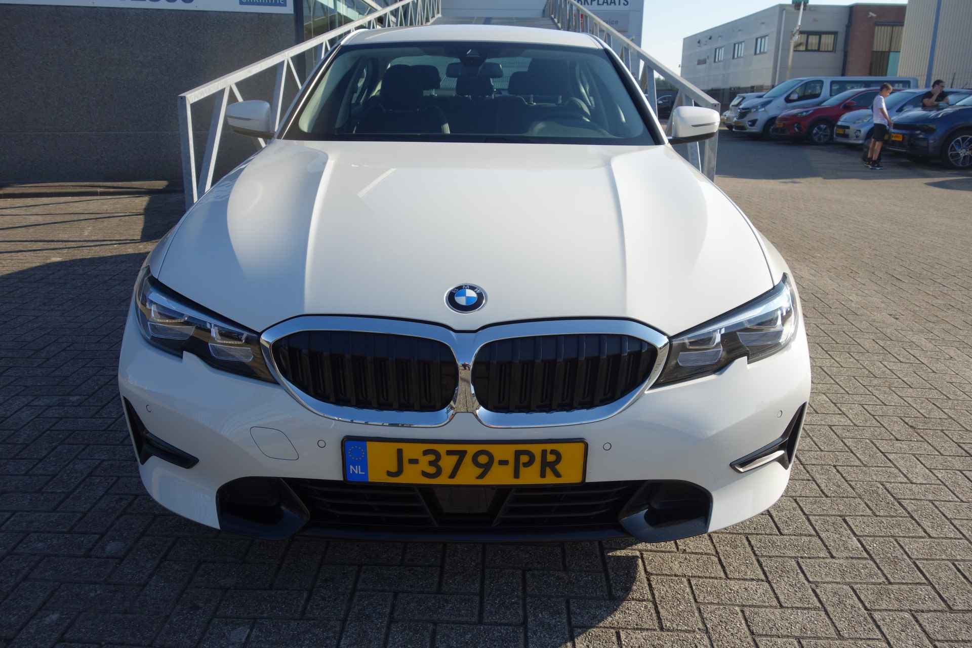 BMW 3 Serie 318i Executive Edition AUTOMAAT/NAVIGATIE/CLIMATRONIC-AIRCO/PARKEERSENSOREN VOOR &ACHTER/SFEERVERLICHTING/L.M.VELGEN 17 INCH/BLE - 9/24