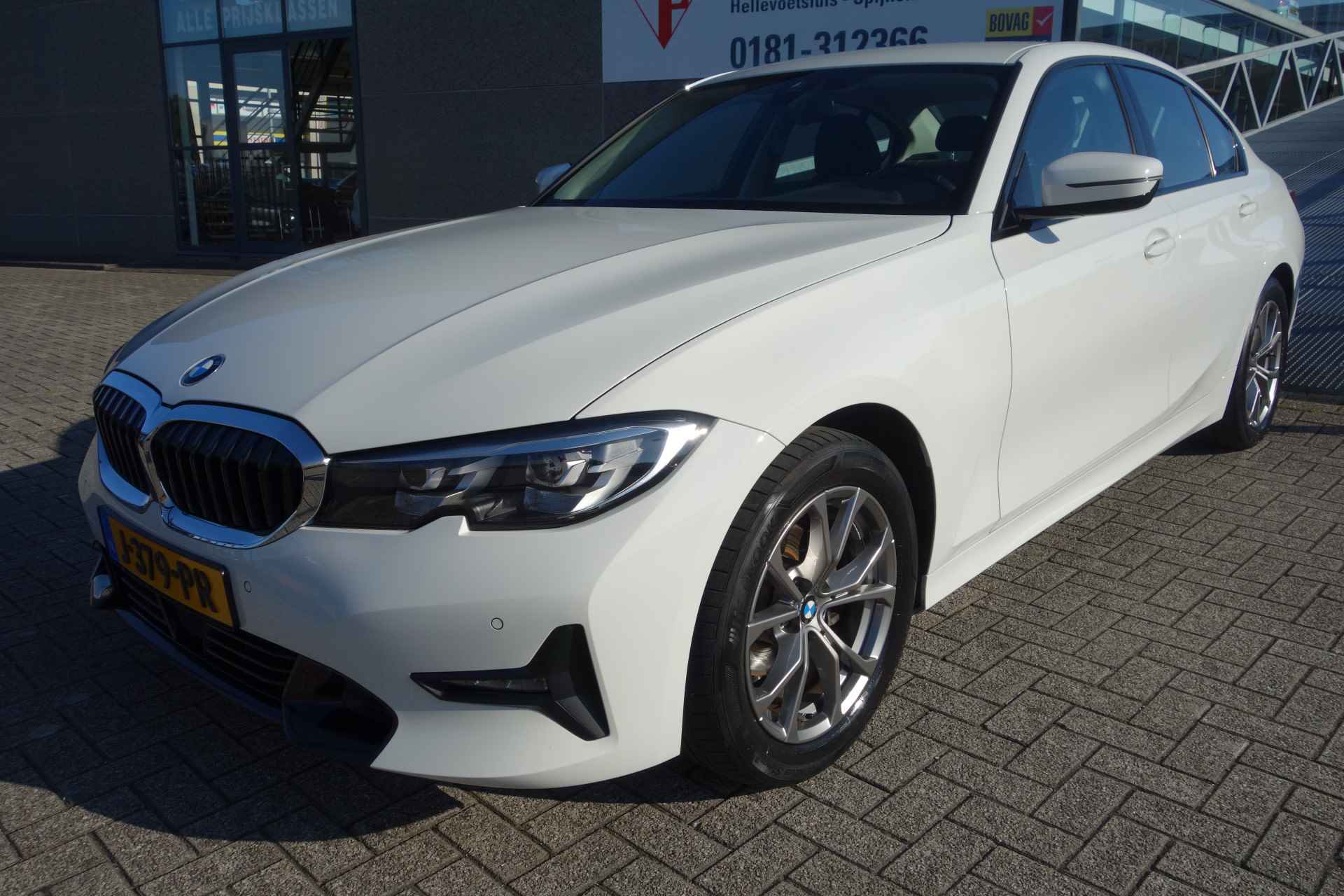 BMW 3 Serie 318i Executive Edition AUTOMAAT/NAVIGATIE/CLIMATRONIC-AIRCO/PARKEERSENSOREN VOOR &ACHTER/SFEERVERLICHTING/L.M.VELGEN 17 INCH/BLE - 10/24