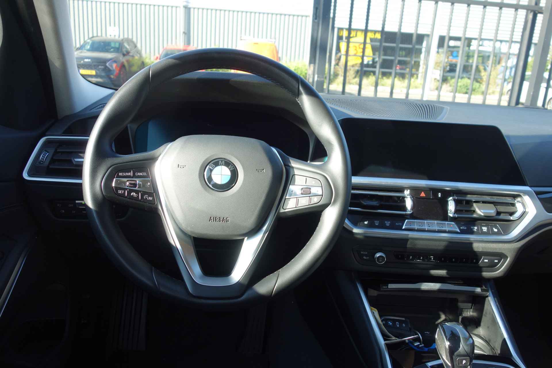 BMW 3 Serie 318i Executive Edition AUTOMAAT/NAVIGATIE/CLIMATRONIC-AIRCO/PARKEERSENSOREN VOOR &ACHTER/SFEERVERLICHTING/L.M.VELGEN 17 INCH/BLE - 14/24