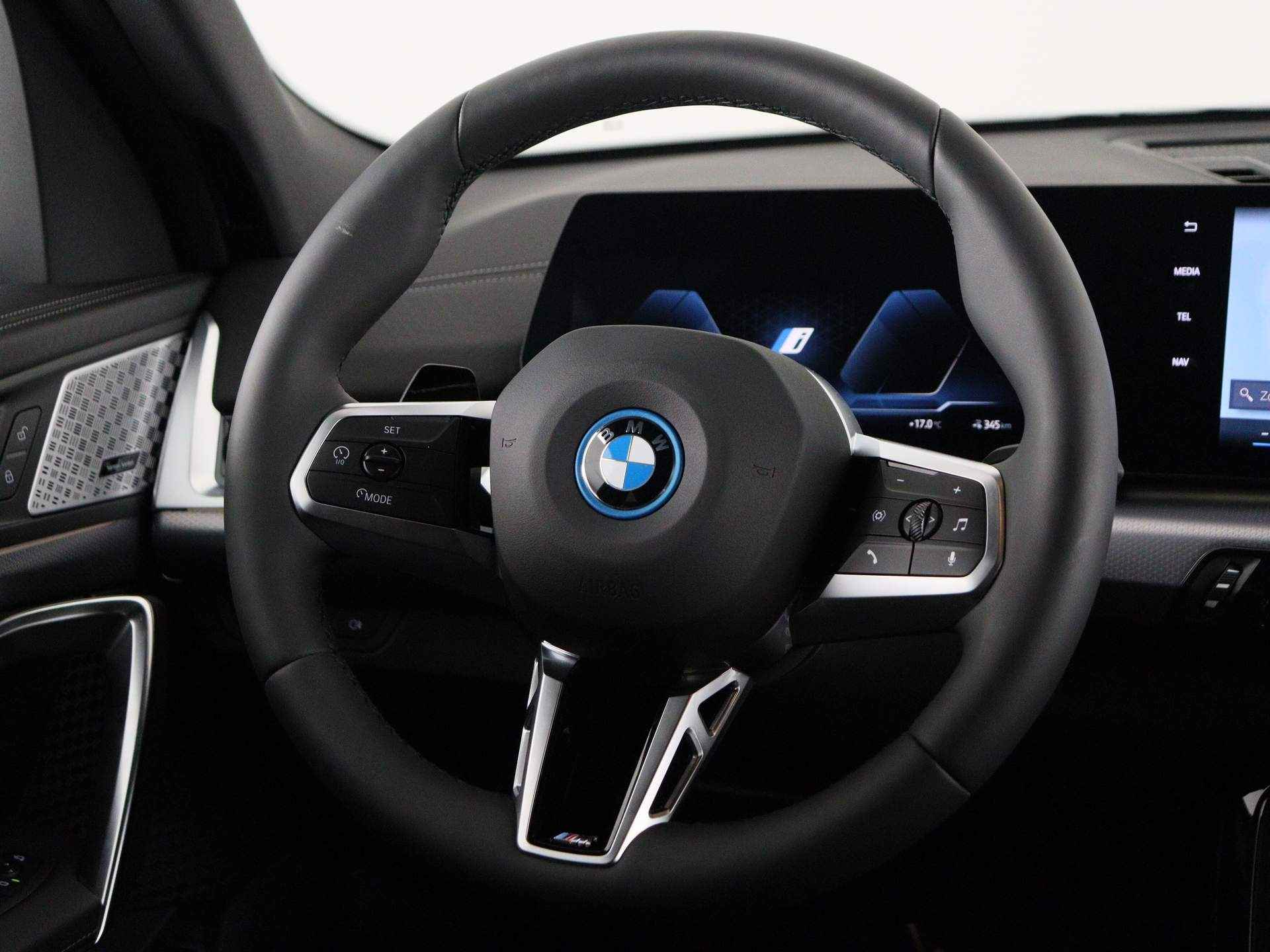 BMW iX2 xDrive30 M Sportpakket - 3/25