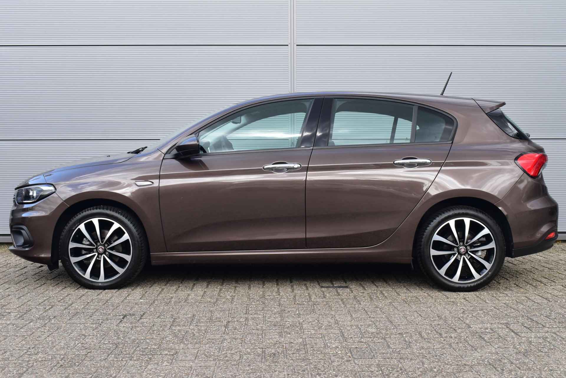 Fiat Tipo 1.4 T-Jet 16v Business Lusso Navigatie LM Velgen Climate Controle All Season Banden - 2/36