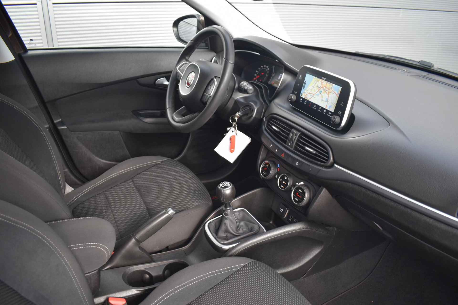 Fiat Tipo 1.4 T-Jet 16v Business Lusso Navigatie LM Velgen Climate Controle All Season Banden - 25/36