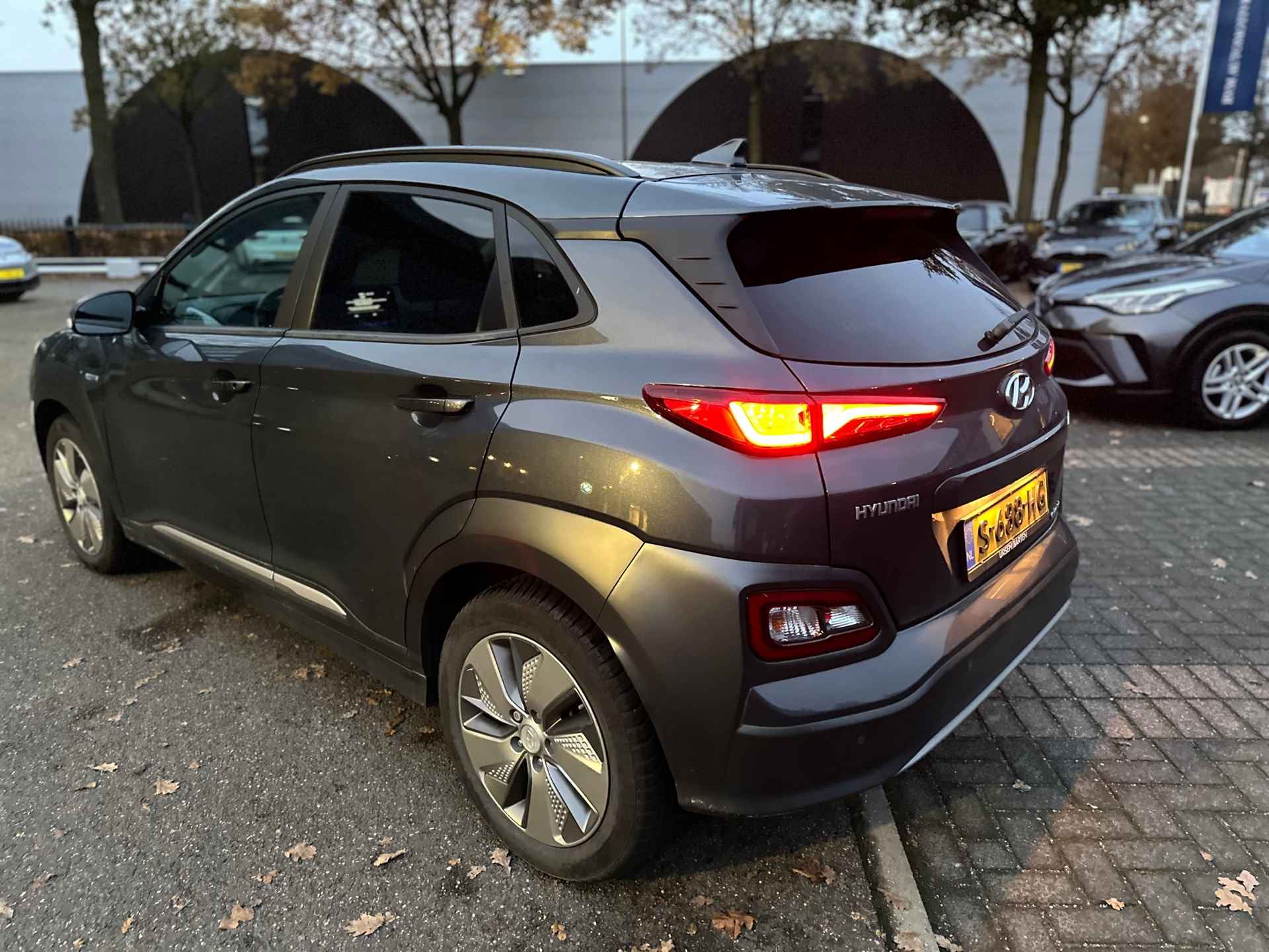 Hyundai KONA EV Comfort 64 kWh | 3 FASE |WARMTEPOMP | HEAD-UP | KRELL AUDIO | SOH 100% |€19.899 na aftrek subsidie - 4/23