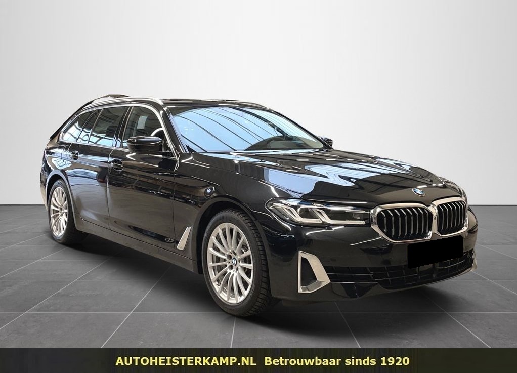 BMW 5 Serie Touring 530d 286 PK ACC Head-Up Panoramadak Comfortstoelen Camera bij viaBOVAG.nl