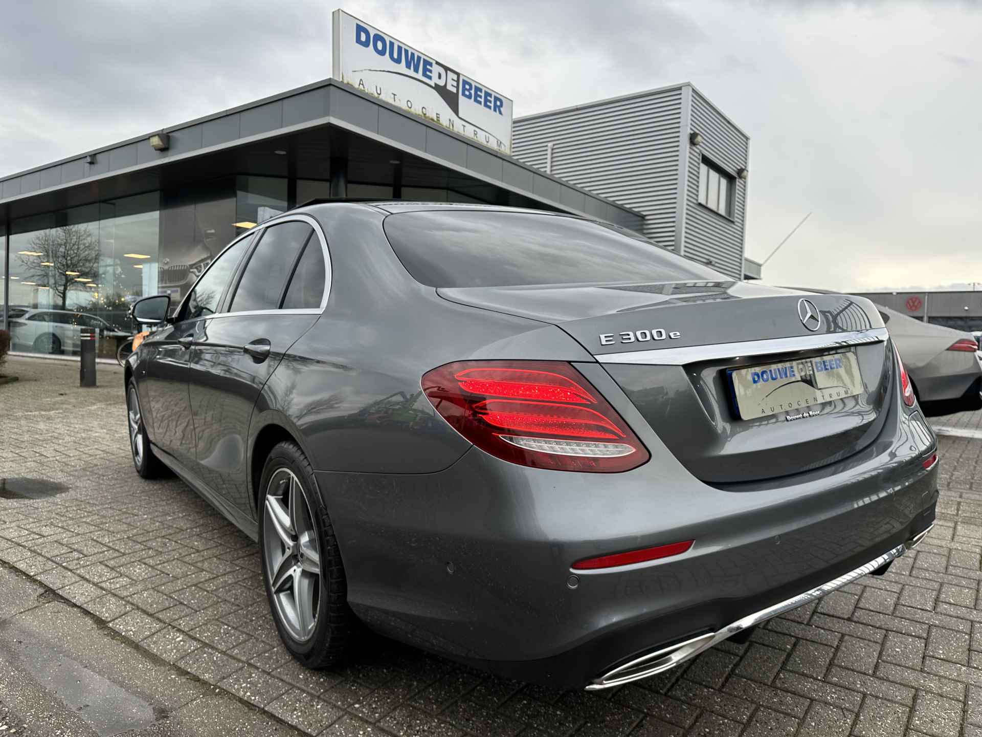 Mercedes-Benz E-Klasse 300 e Hybrid AMG Premium aut 9 Pano-Dak | Trekhaak | Adapt. Cruise | Burmester | Memory - 2/33