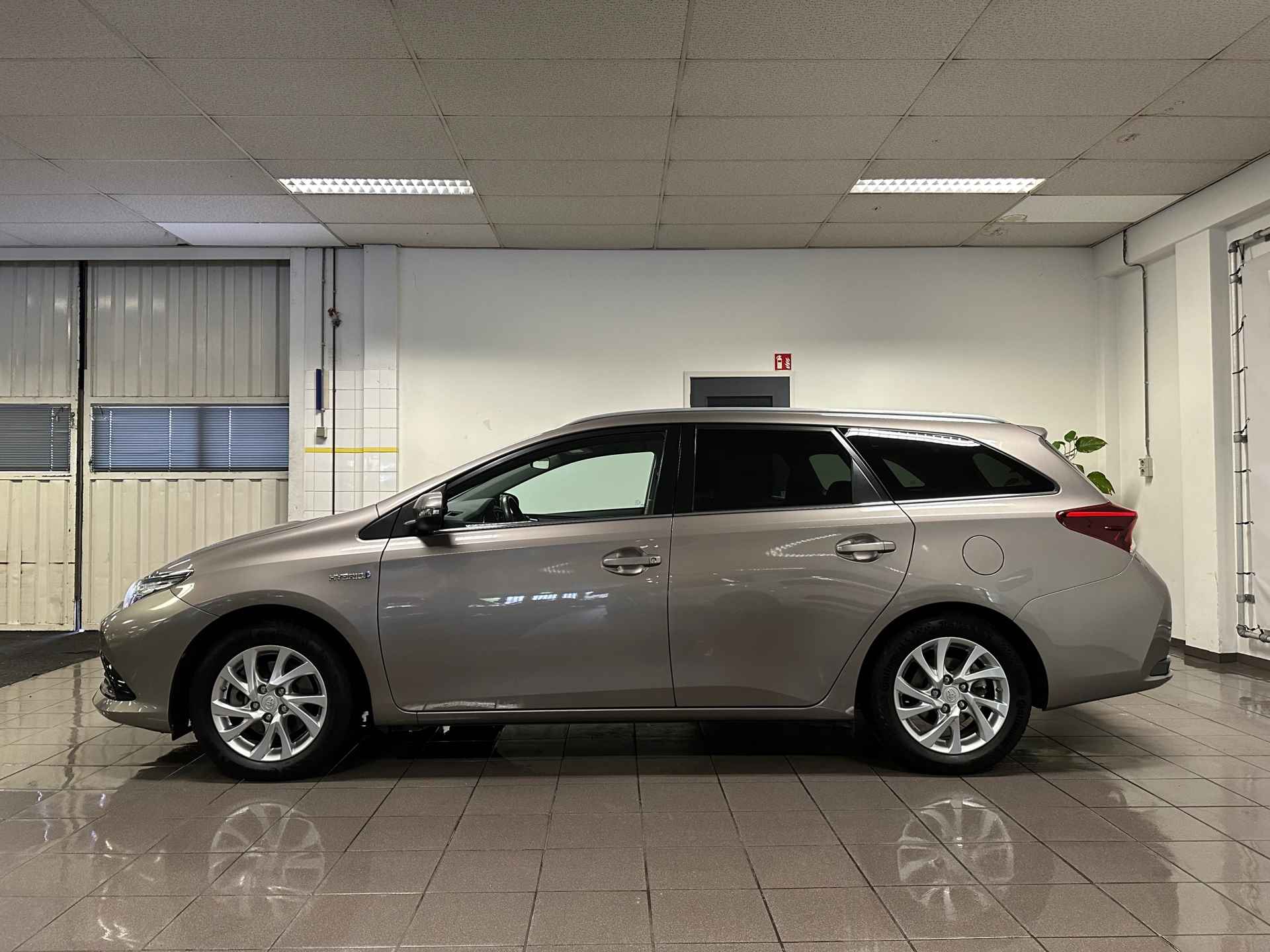 Toyota Auris Touring Sports 1.8 Hybrid Lease * Panoramadak / Navigatie / Camera / NL Auto * - 2/24