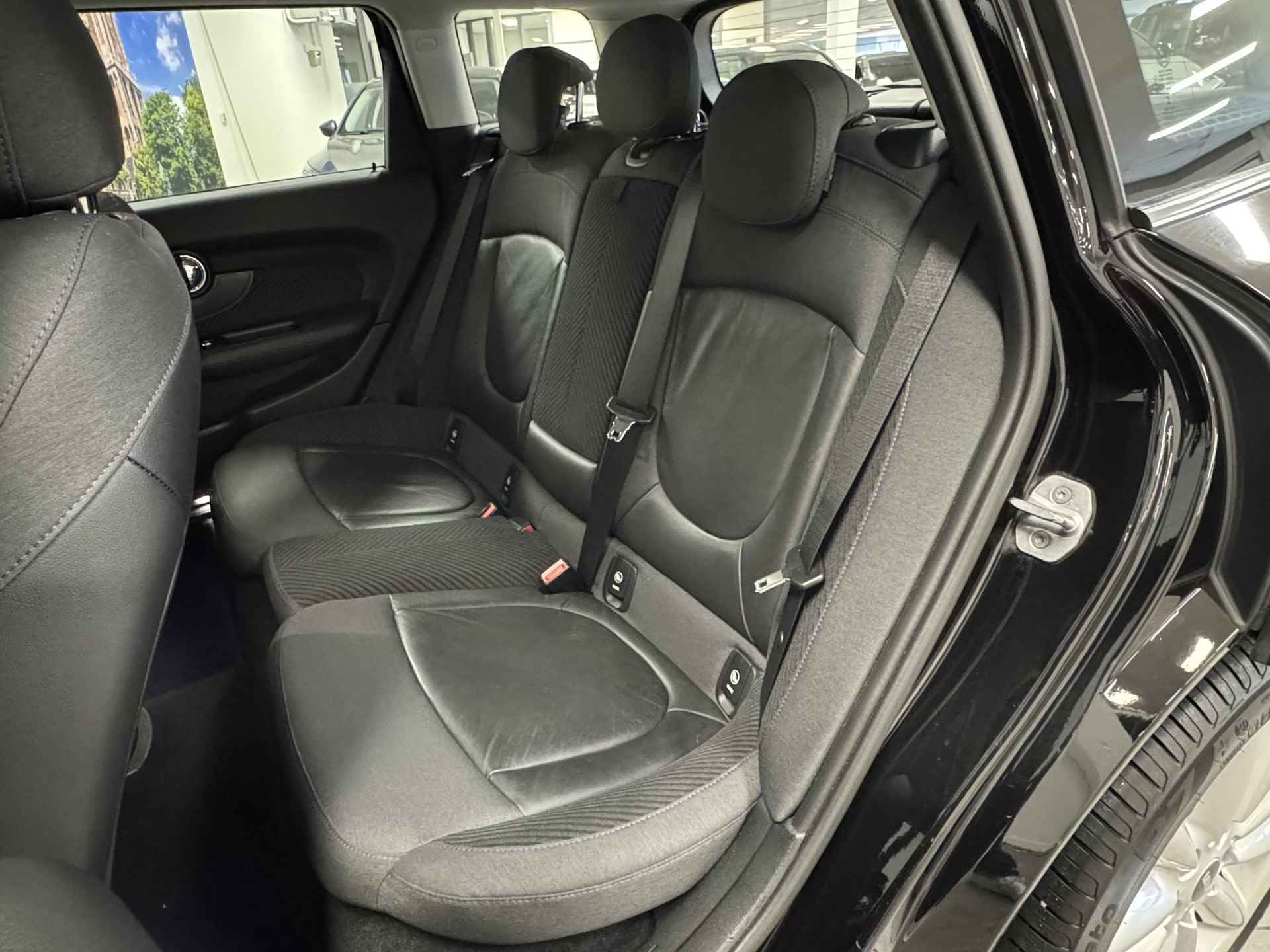 Mini Clubman 1.5 Cooper Chili Serious Business | Navigatie | Sportstoelen | Parkeersensoren | Stoelverwarming - 15/43