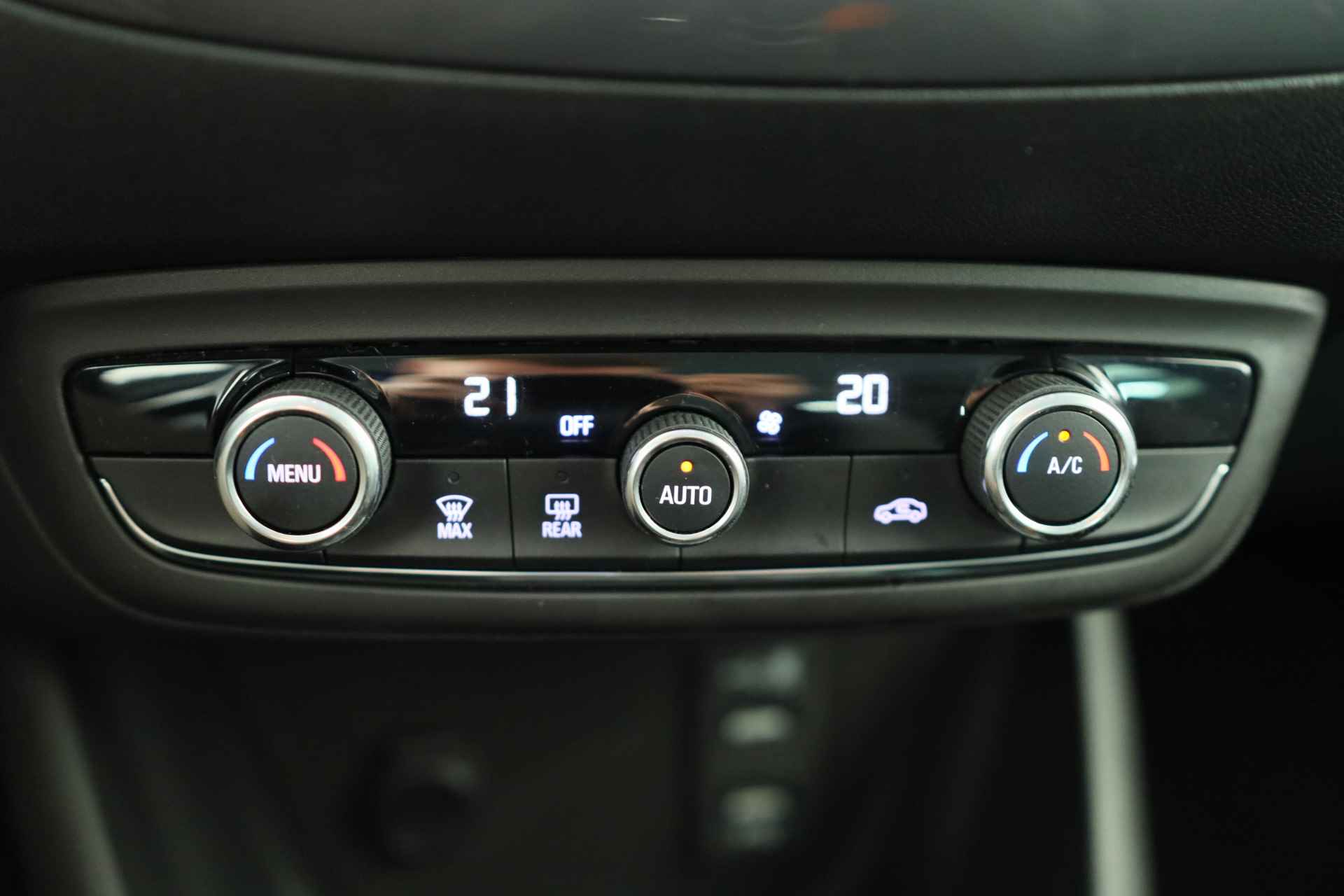 Opel Crossland X 1.2 Turbo Innovation | Dealer Onderhouden! | 1e Eigenaar! | AGR | Camera | Clima | LED | Navi | Keyless | Cruise | Parkeersensor - 16/39