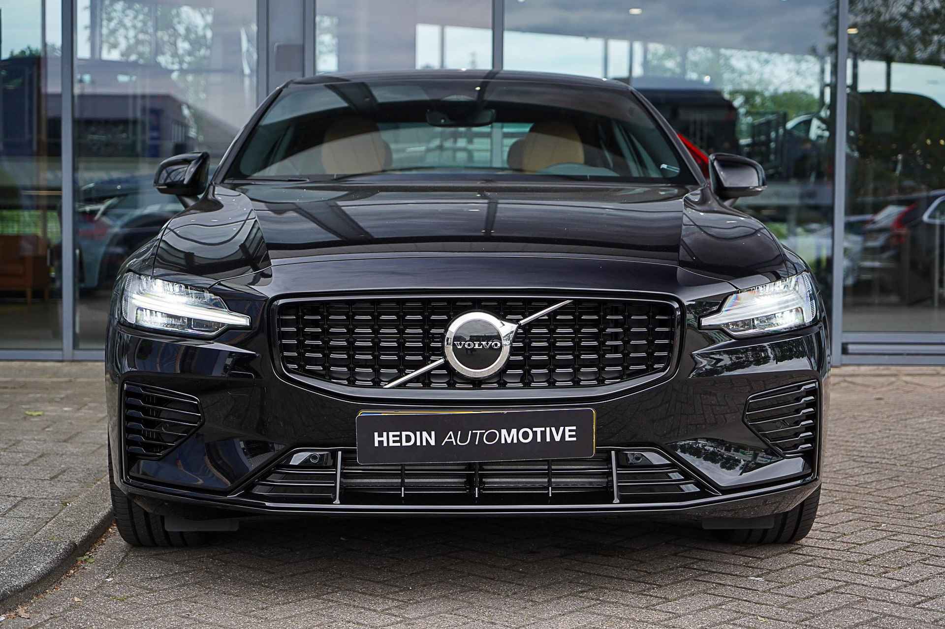 Volvo S60 2.0 Recharge T6 AWD Ultimate Dark €3.000 demo voordeel | Long Range | Stoelventilatie | Elektrisch verstelbare stoelen met geheugen | Google | Stoelverwarming | Stuurverwarming | Harman/Kardon Audio - 2/30