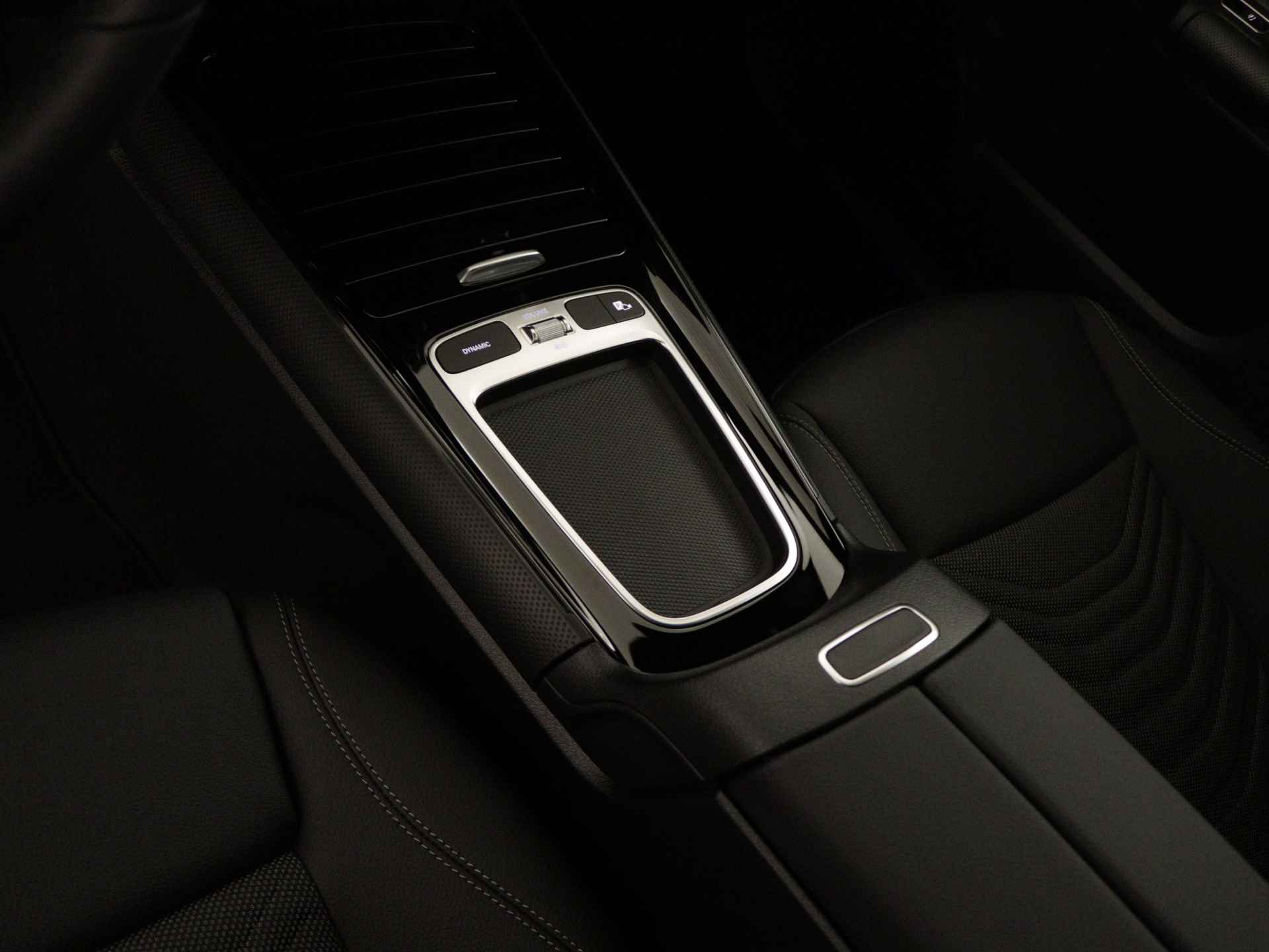 Mercedes-Benz GLA 250 e Star Edition | Trekhaak | Verwarmde stoelen vooraan | Achteruitrijcamera | Comfortstoelen voor | Dodehoekassistent | USB-pakket plus | Parkeerpakket met achteruitrijcamera | - 27/41