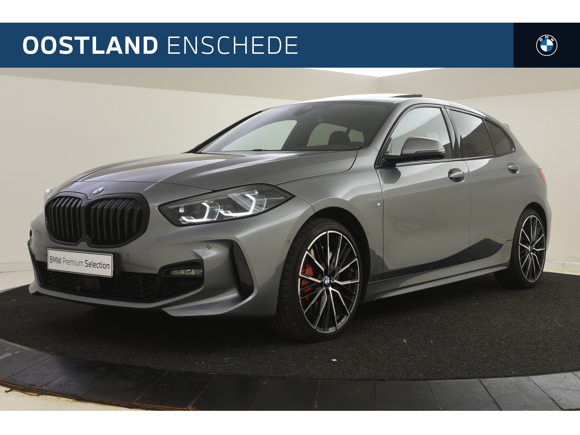 BMW 1-serie 118i High Executive M Sport Automaat / Panoramadak / M Sportstoelen / Adaptieve LED / Active Cruise Control / Comfort Access / Parking Assistant / M Sportonderstel