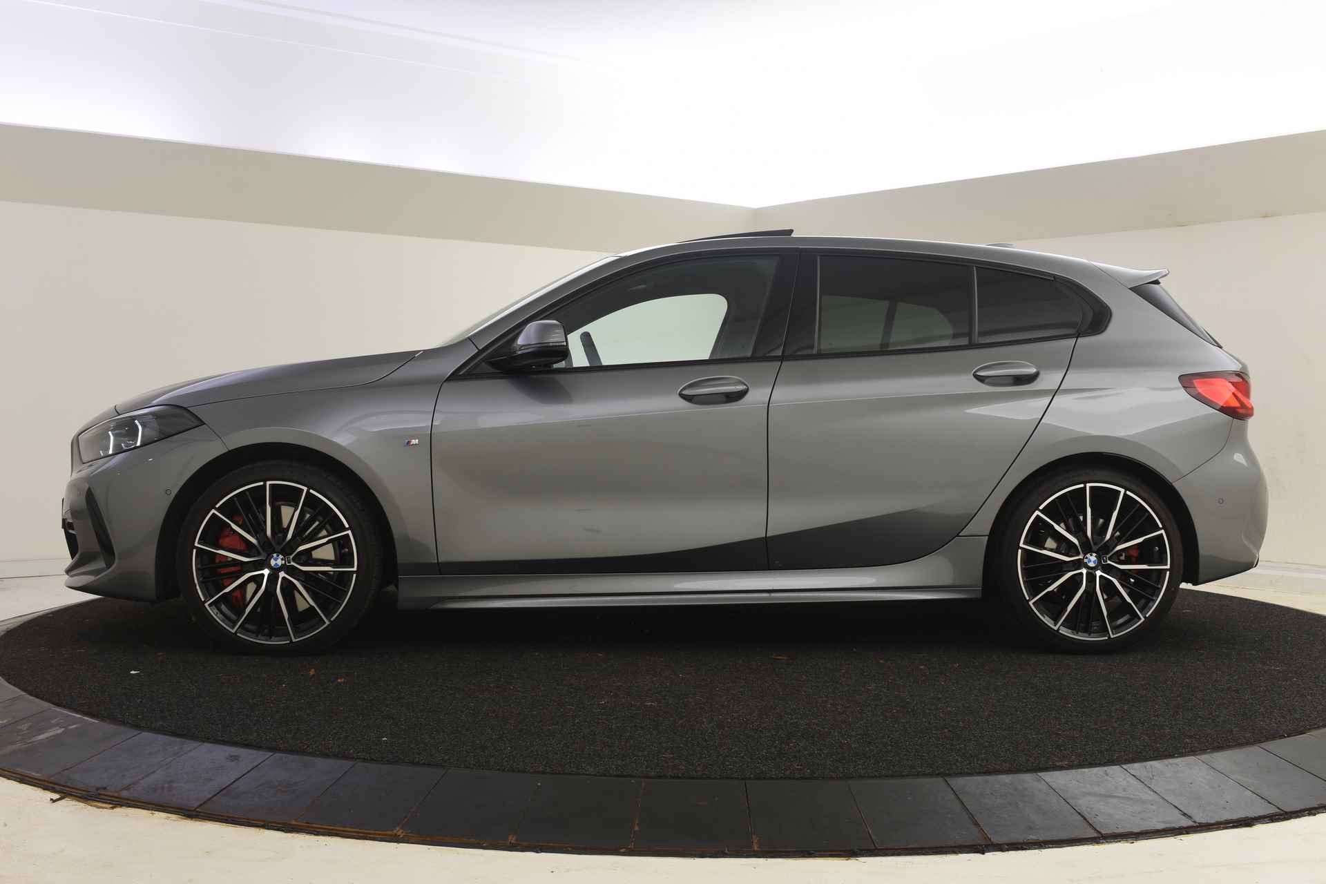 BMW 1-serie 118i High Executive M Sport Automaat / Panoramadak / M Sportstoelen / Adaptieve LED / Active Cruise Control / Comfort Access / Parking Assistant / M Sportonderstel - 4/55