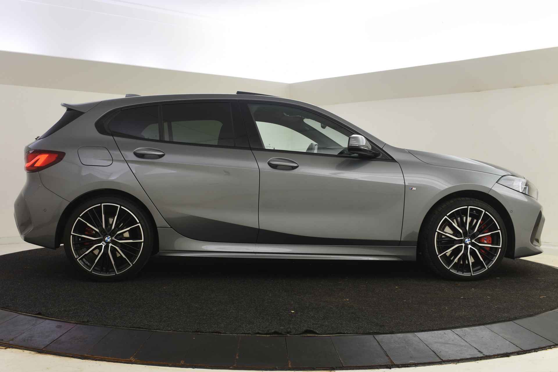 BMW 1-serie 118i High Executive M Sport Automaat / Panoramadak / M Sportstoelen / Adaptieve LED / Active Cruise Control / Comfort Access / Parking Assistant / M Sportonderstel - 12/55