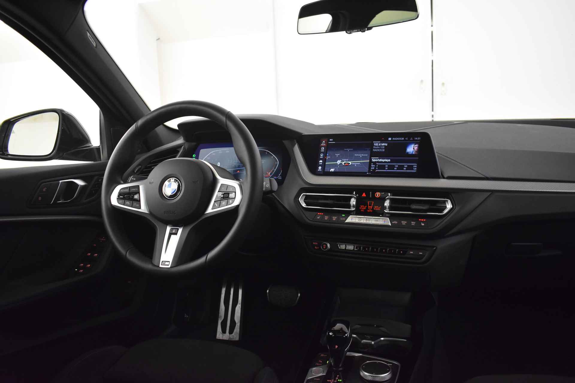 BMW 1-serie 118i High Executive M Sport Automaat / Panoramadak / M Sportstoelen / Adaptieve LED / Active Cruise Control / Comfort Access / Parking Assistant / M Sportonderstel - 17/55