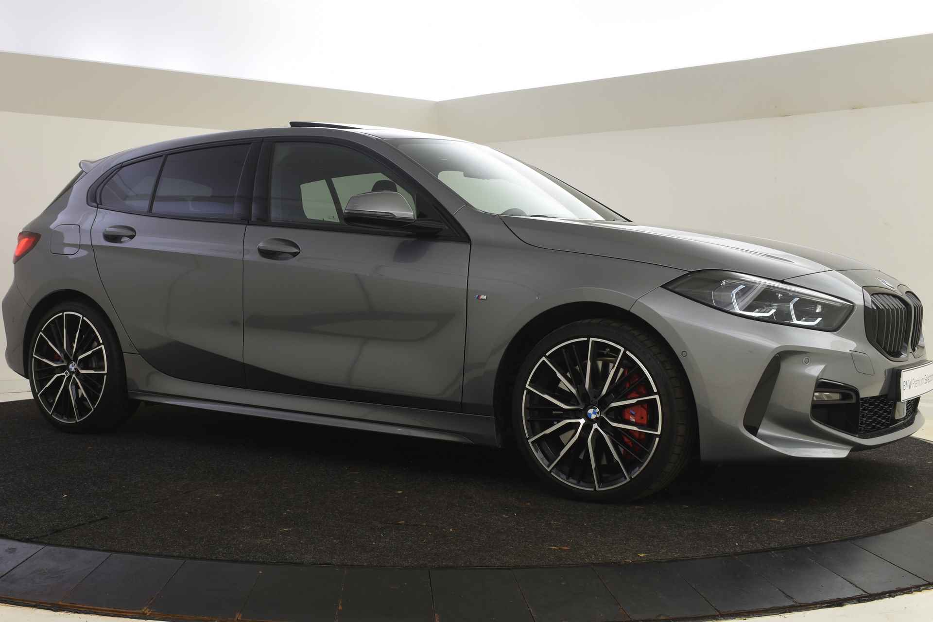 BMW 1-serie 118i High Executive M Sport Automaat / Panoramadak / M Sportstoelen / Adaptieve LED / Active Cruise Control / Comfort Access / Parking Assistant / M Sportonderstel - 23/55