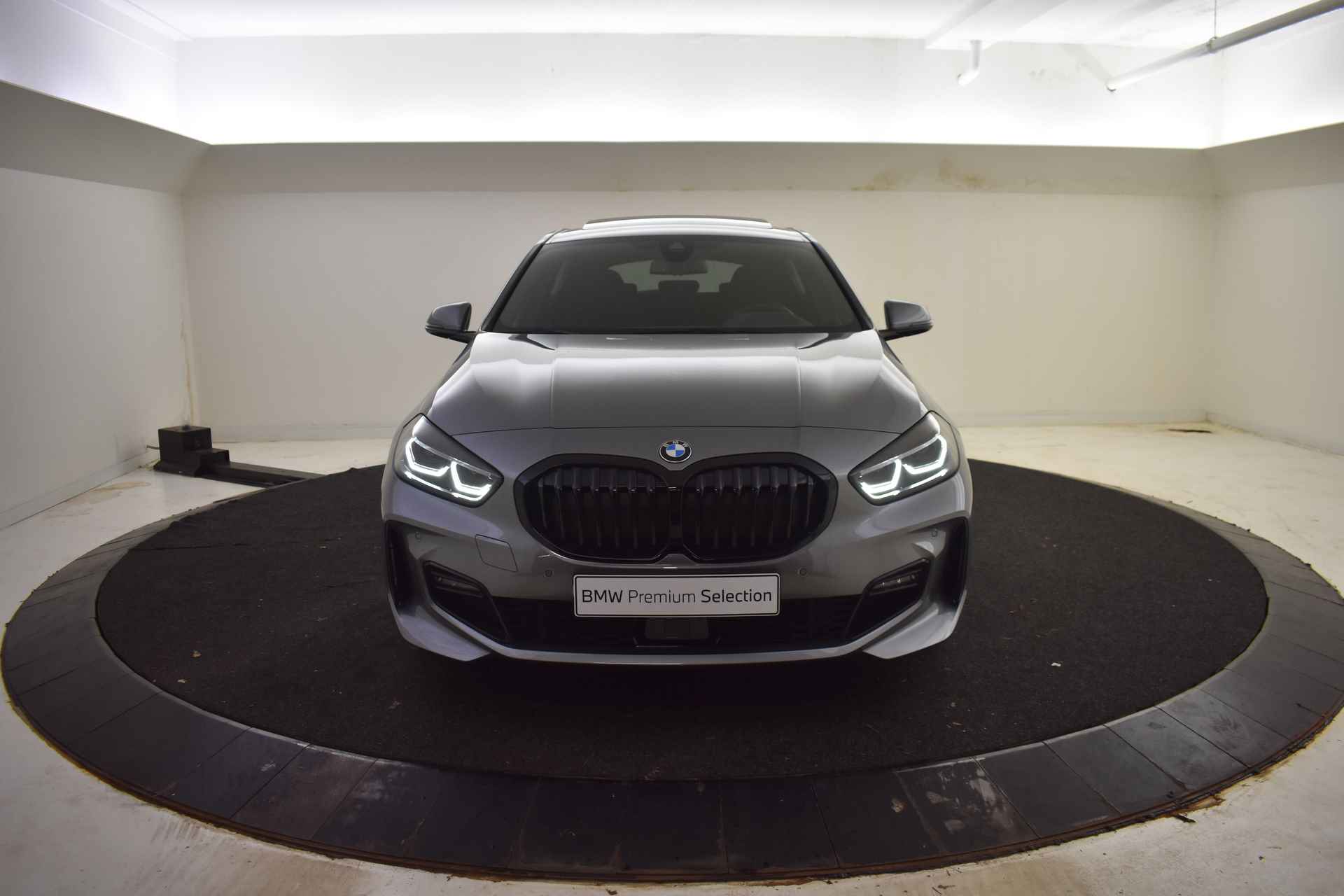 BMW 1-serie 118i High Executive M Sport Automaat / Panoramadak / M Sportstoelen / Adaptieve LED / Active Cruise Control / Comfort Access / Parking Assistant / M Sportonderstel - 52/55