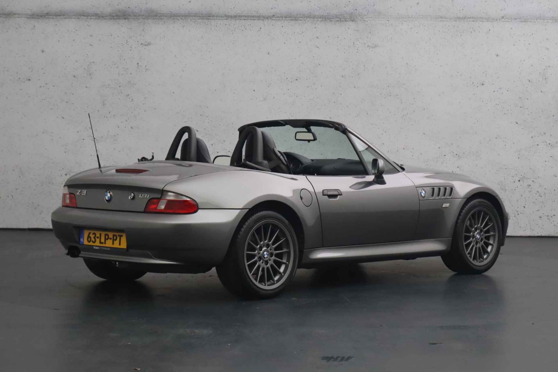 BMW Z3 Roadster 1.9i Sport Line Cabrio | In nieuwstaat | Airconditioning | Lederen bekleding | Verwarmde sportstoelen - 17/23