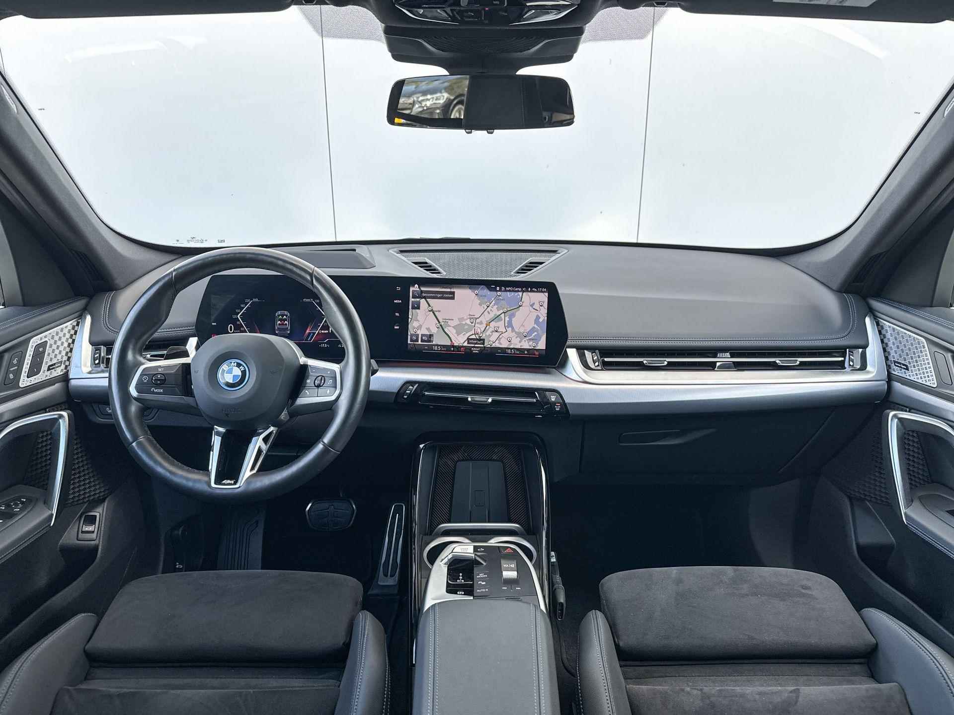 BMW iX1 xDrive30 High Executive M-Sport Stuurwielrand Verwarming / Comfort Acces / Electrische Zwenkhaak / Glazen Schuifdak / Getinte Ramen Achter / Electrisch verstelbare Stoel / Adaptieve led Koplampen / Head Up Display - 7/24